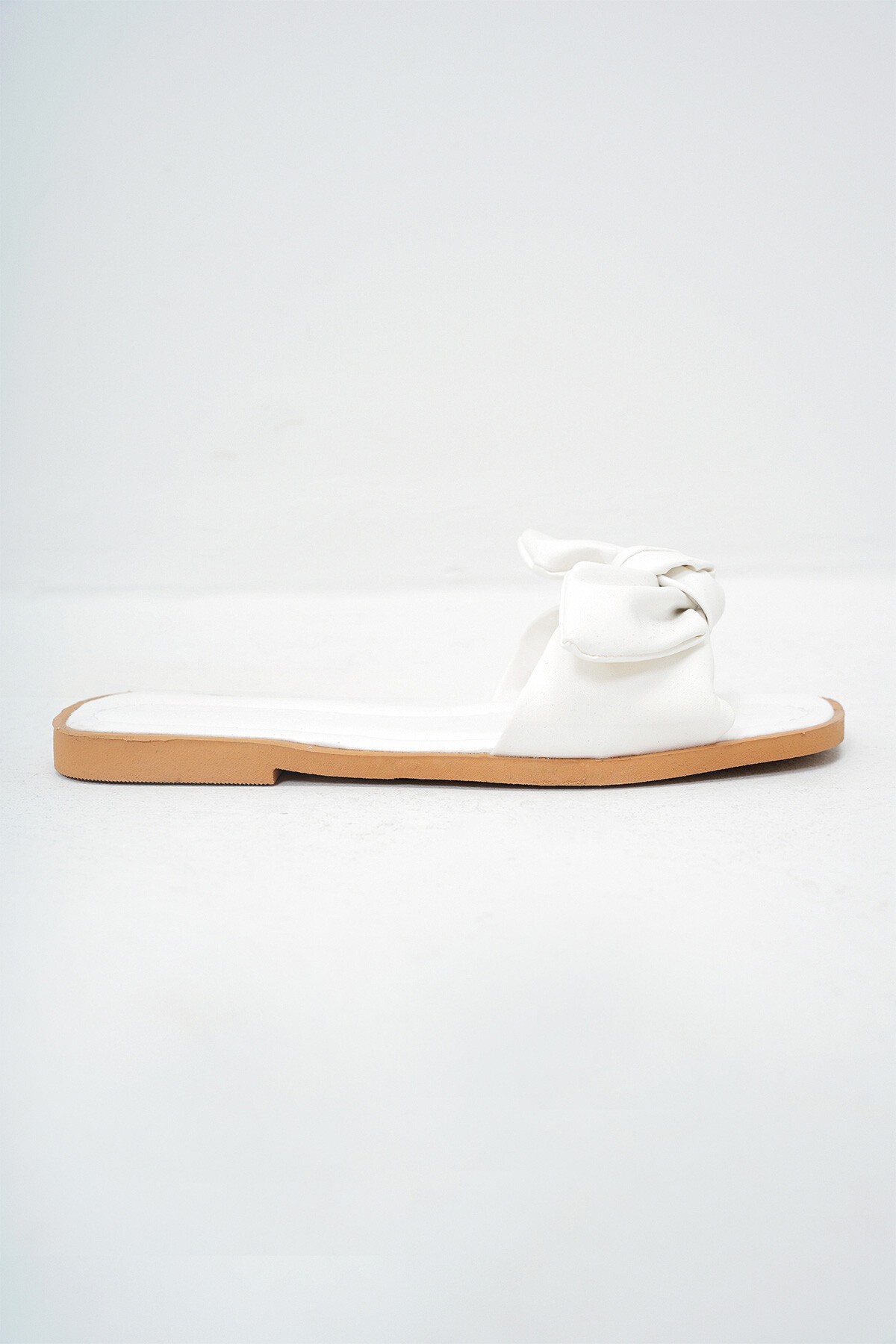 Beyaz Fiyonk Detaylı Suni Deri Düz Terlik