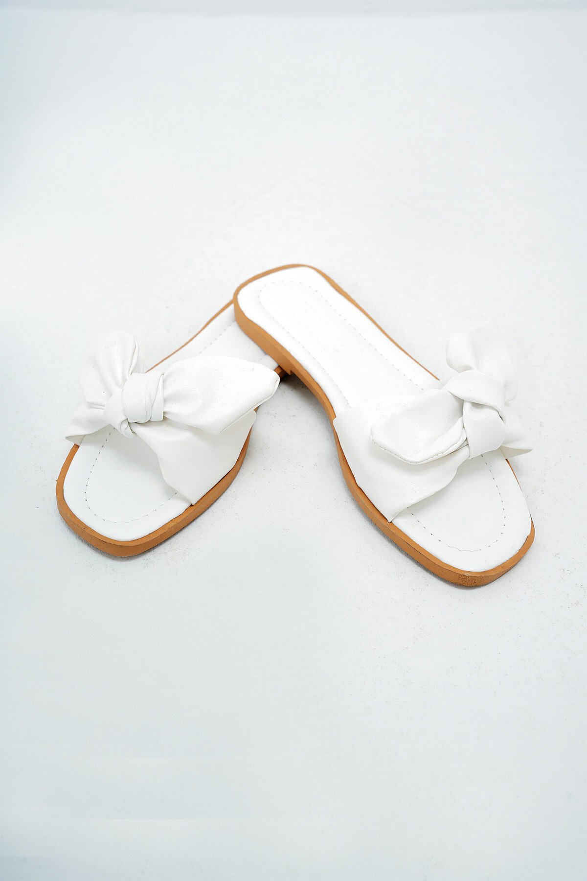 Beyaz Fiyonk Detaylı Suni Deri Düz Terlik