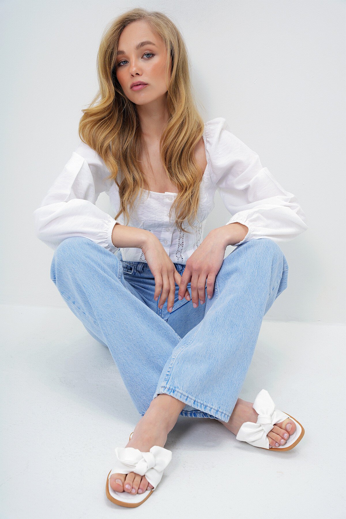 Beyaz Fiyonk Detaylı Suni Deri Düz Terlik