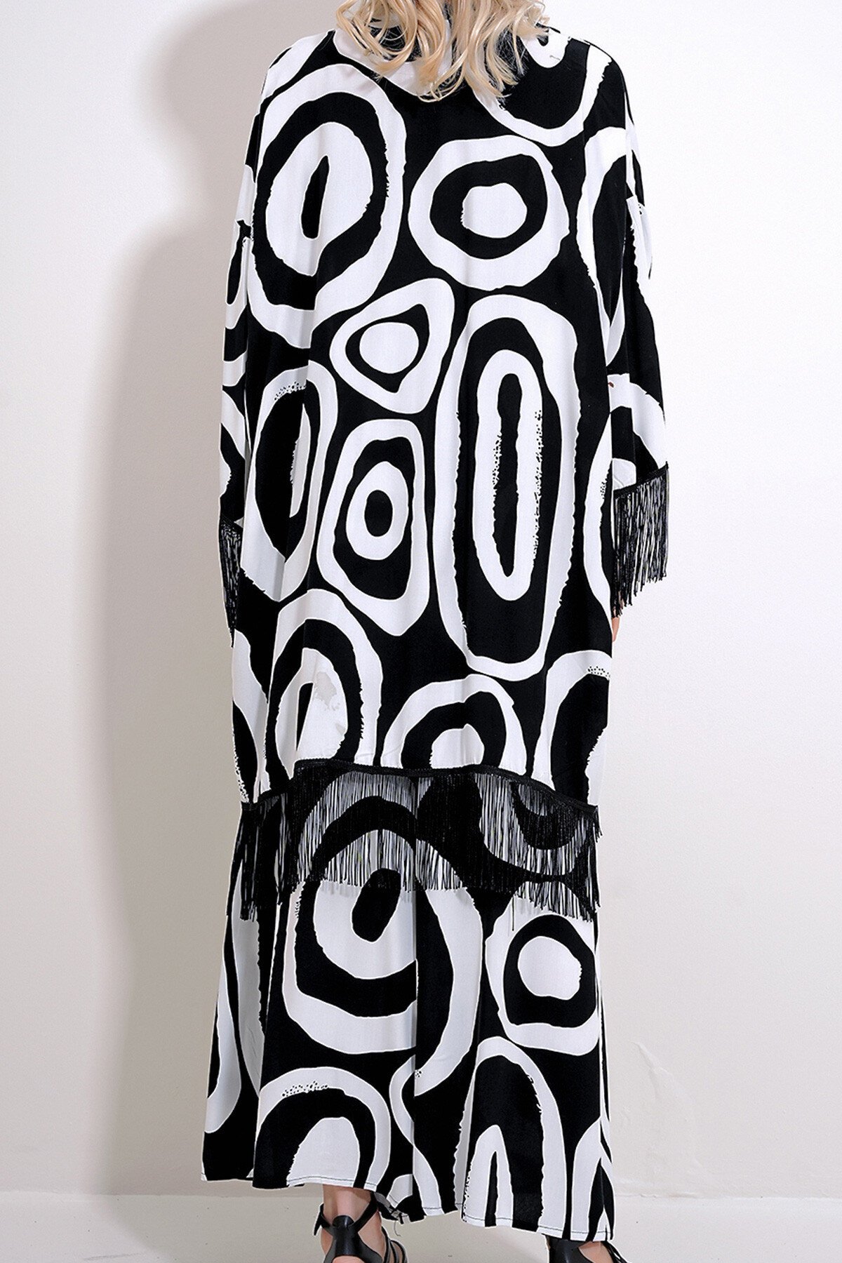 Beyaz Geniş Paça Cepli Pantolon Püskül Detaylı Kimono Ceket Takım