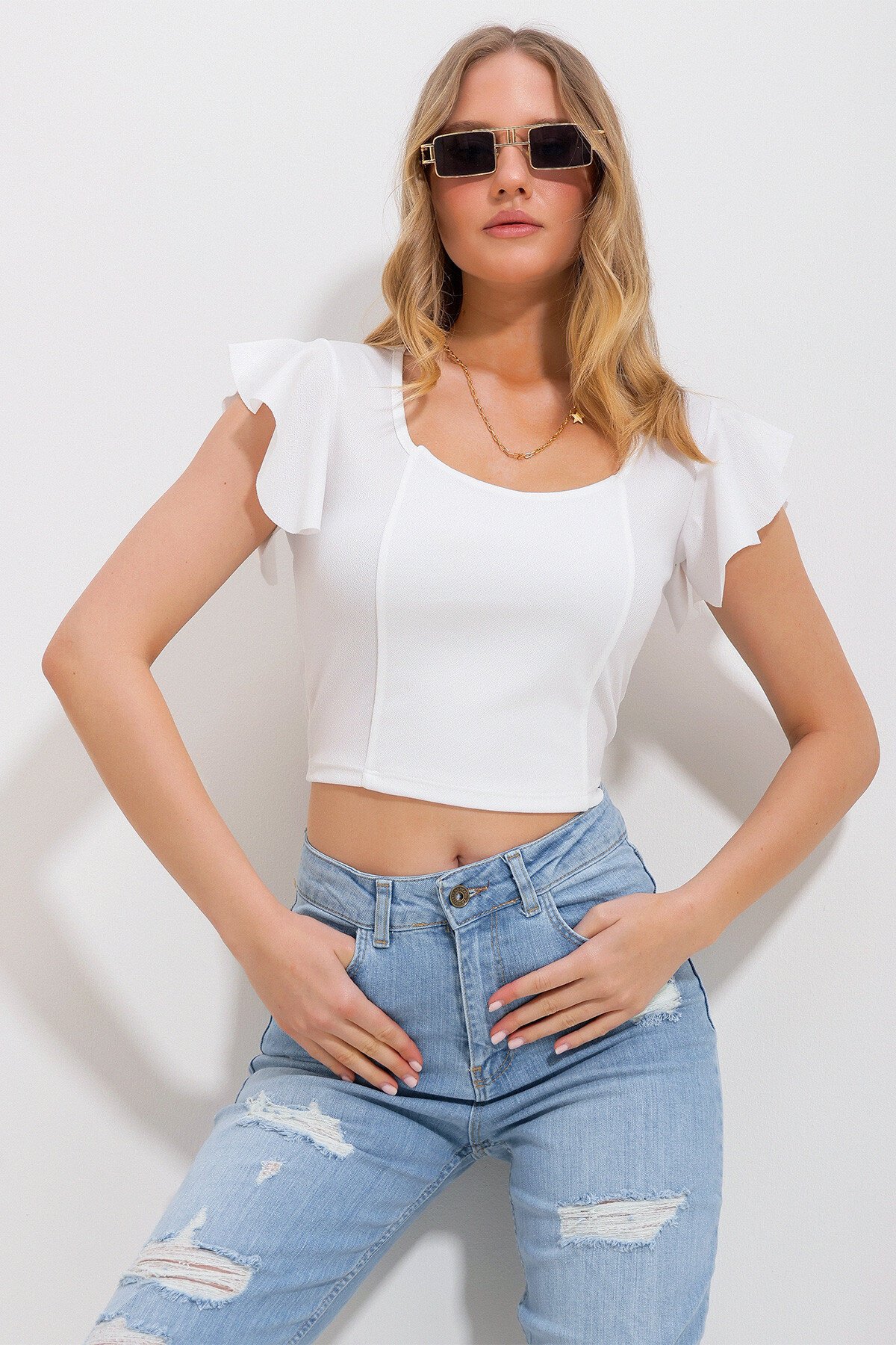 Beyaz Geniş Yaka Kolları Volanlı Örme Bluz