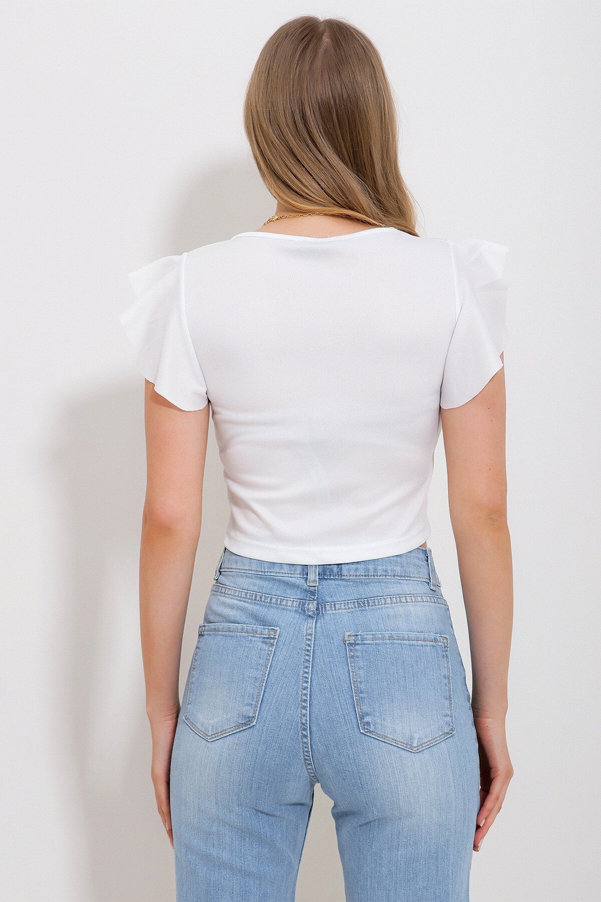 Beyaz Geniş Yaka Kolları Volanlı Örme Bluz