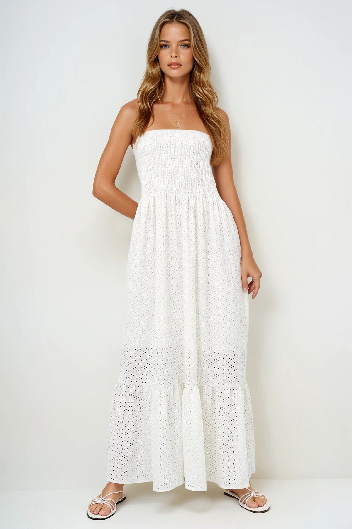 Beyaz Gipeli İçi Astarlı Güpür Straplez Elbise