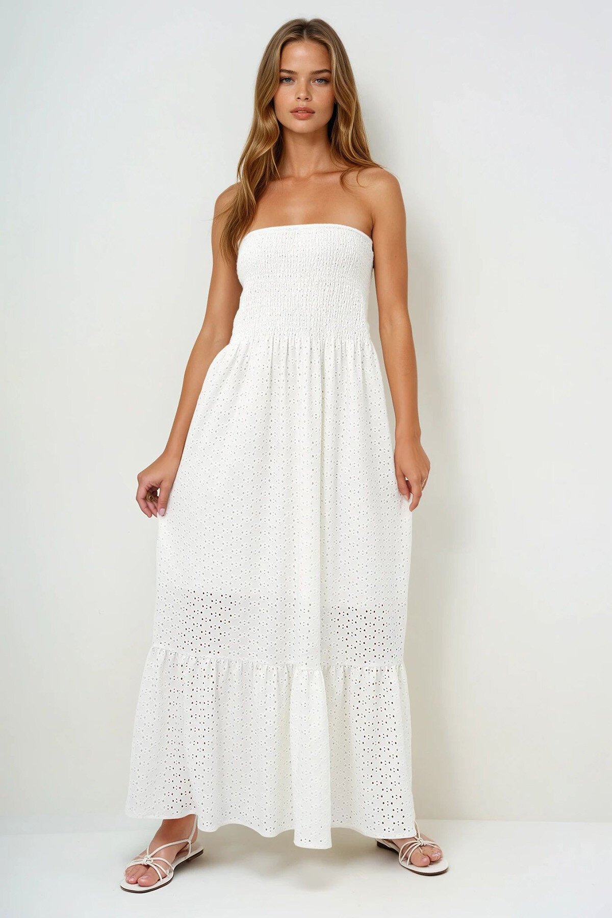 Beyaz Gipeli İçi Astarlı Güpür Straplez Elbise