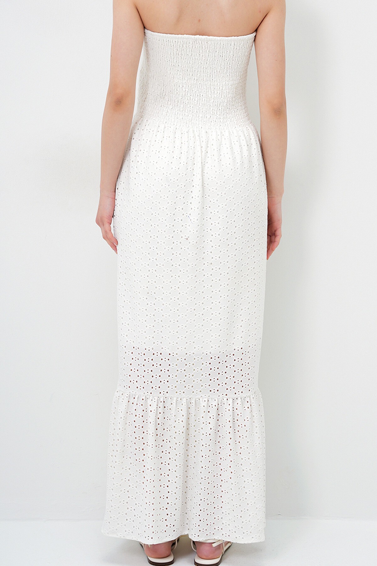 Beyaz Gipeli İçi Astarlı Güpür Straplez Elbise