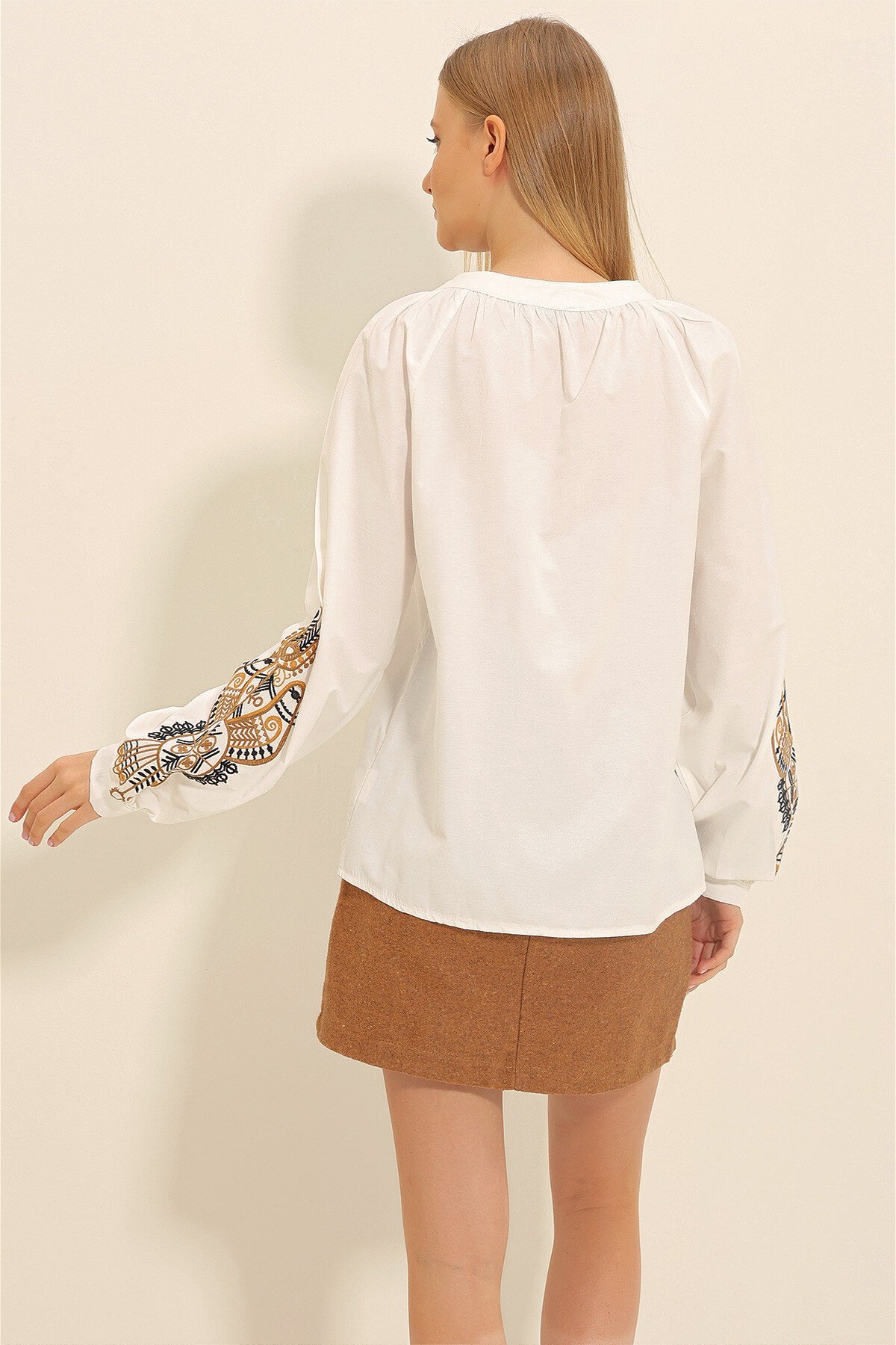 Beyaz Hakim Yaka Nakış İşlemeli Poplin Bluz
