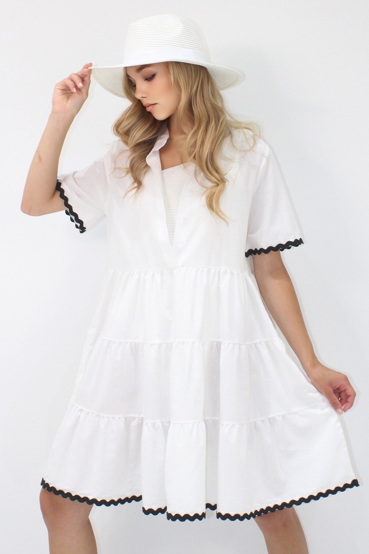 Beyaz Hakim Yakaönü Düğmeli Kat Kat Volanlı Dokuma Plaj Elbise