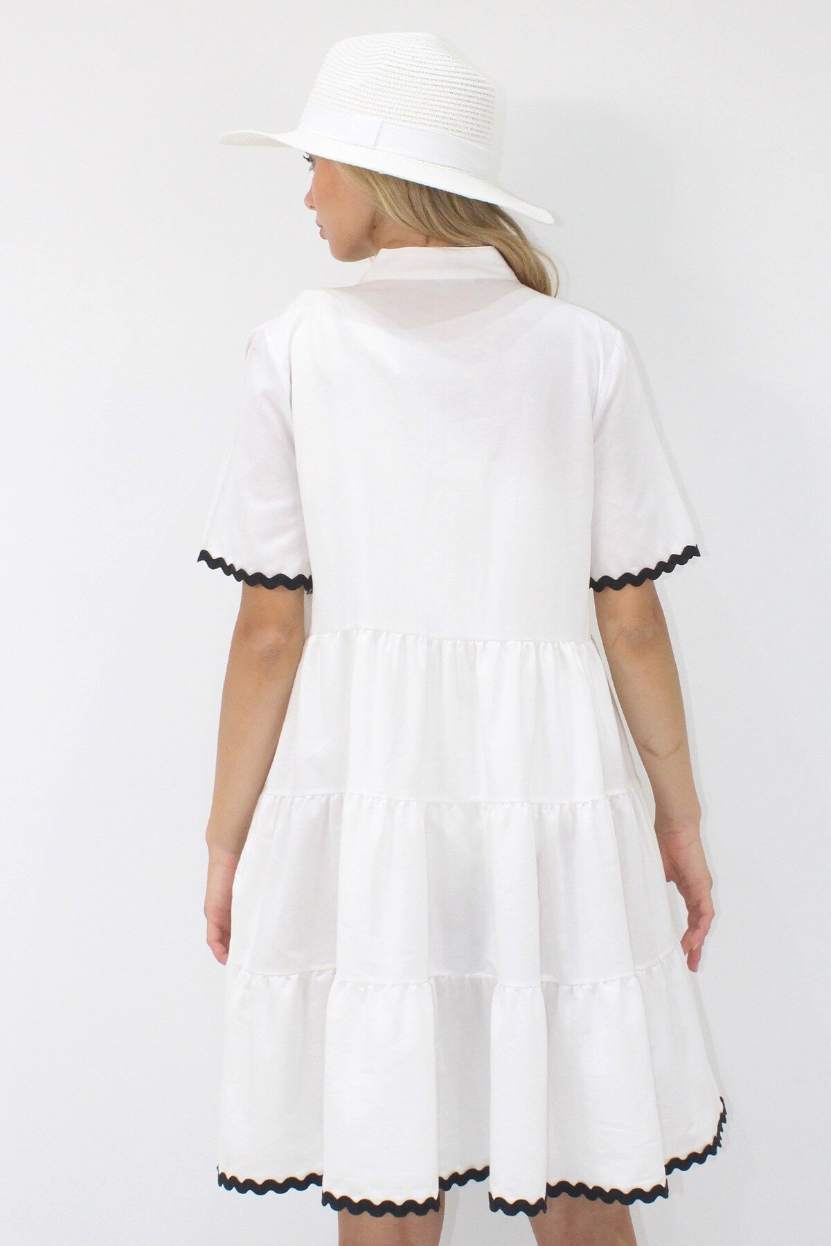 Beyaz Hakim Yakaönü Düğmeli Kat Kat Volanlı Dokuma Plaj Elbise