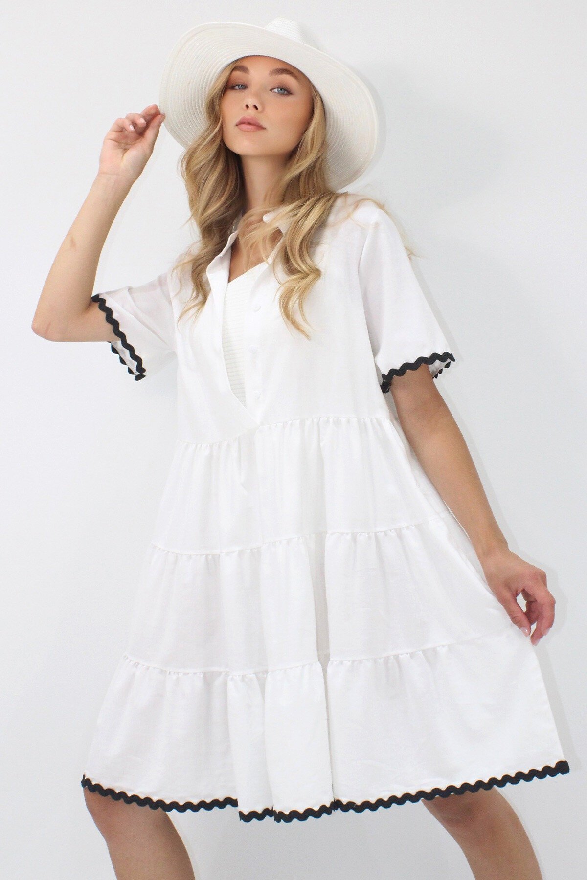 Beyaz Hakim Yakaönü Düğmeli Kat Kat Volanlı Dokuma Plaj Elbise