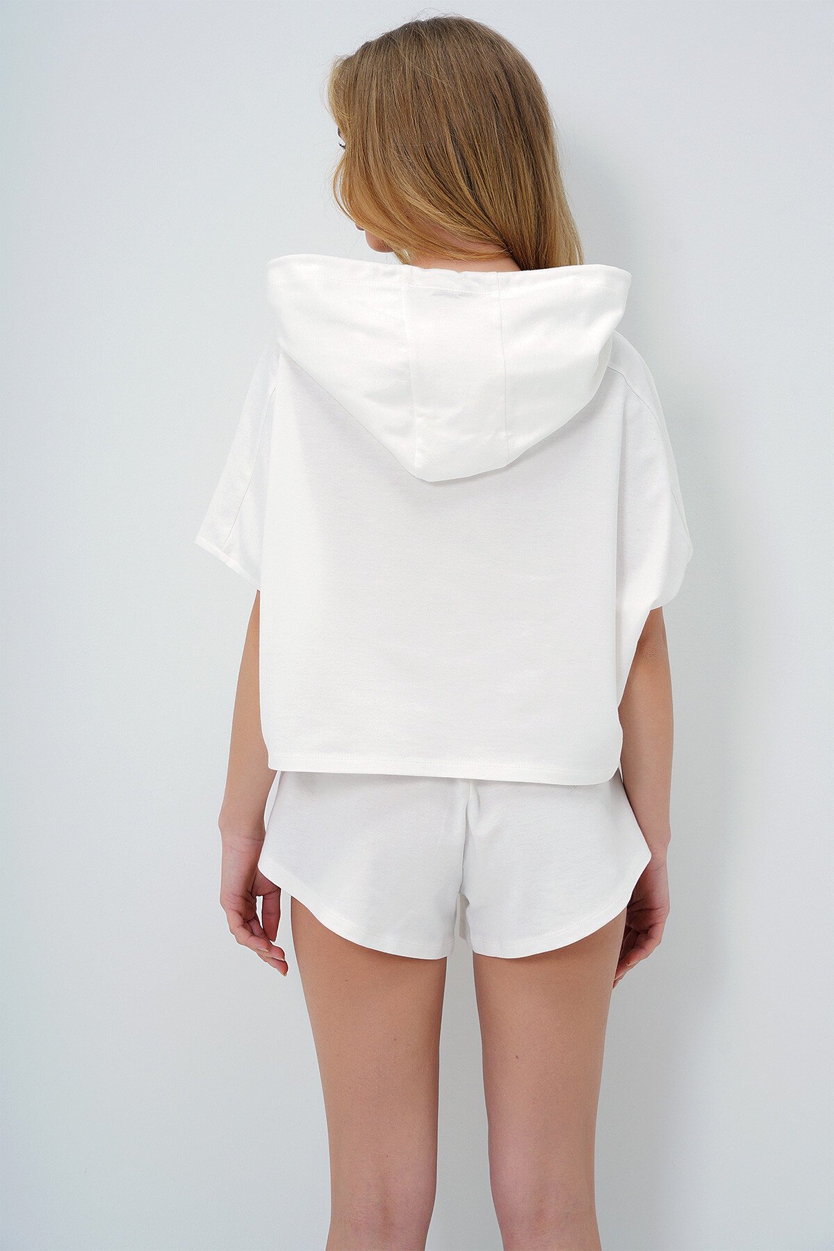 Beyaz Kapüşonlu Crop Sweatshirt Ve Şortlu Takım