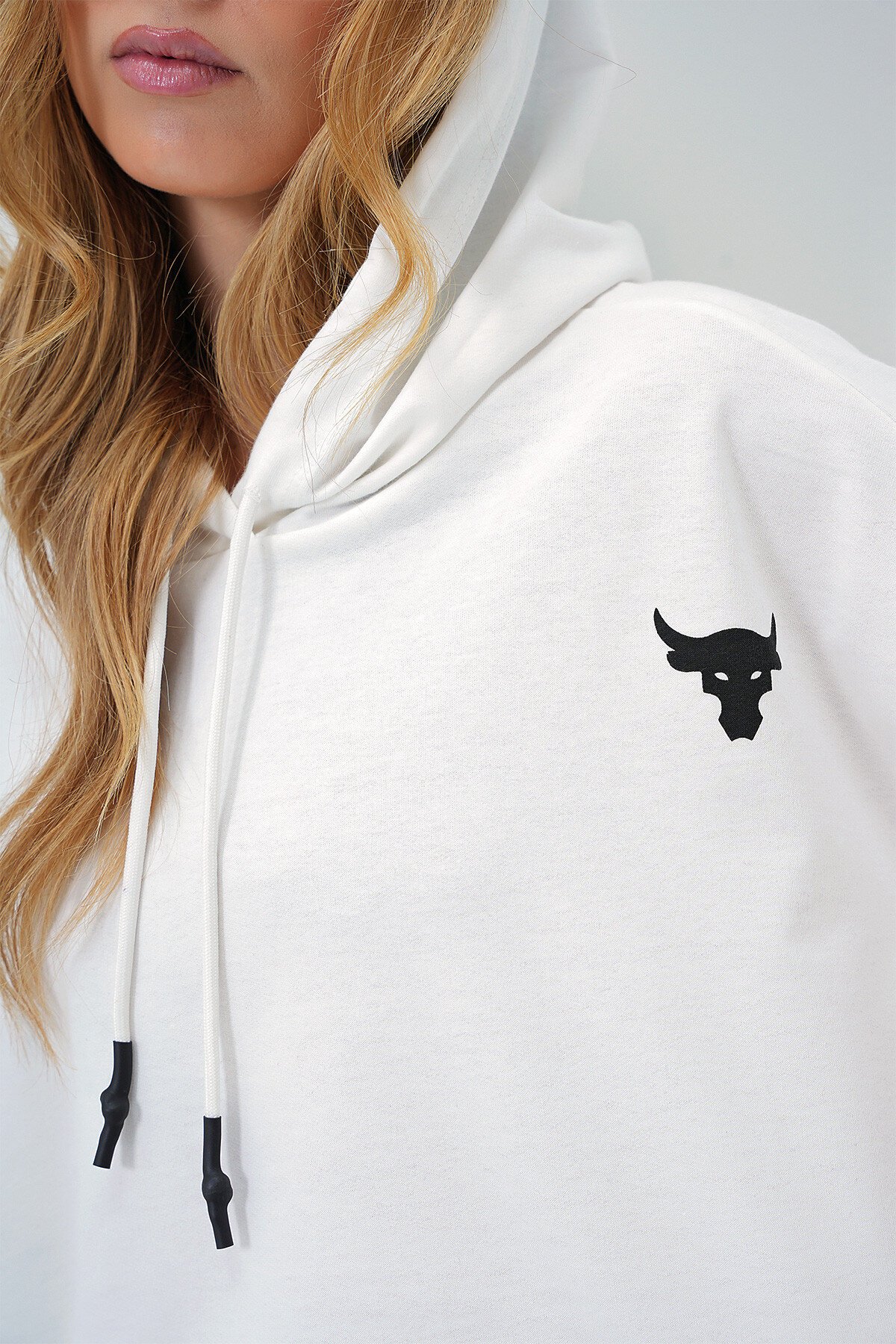 Beyaz Kapüşonlu Crop Sweatshirt Ve Şortlu Takım