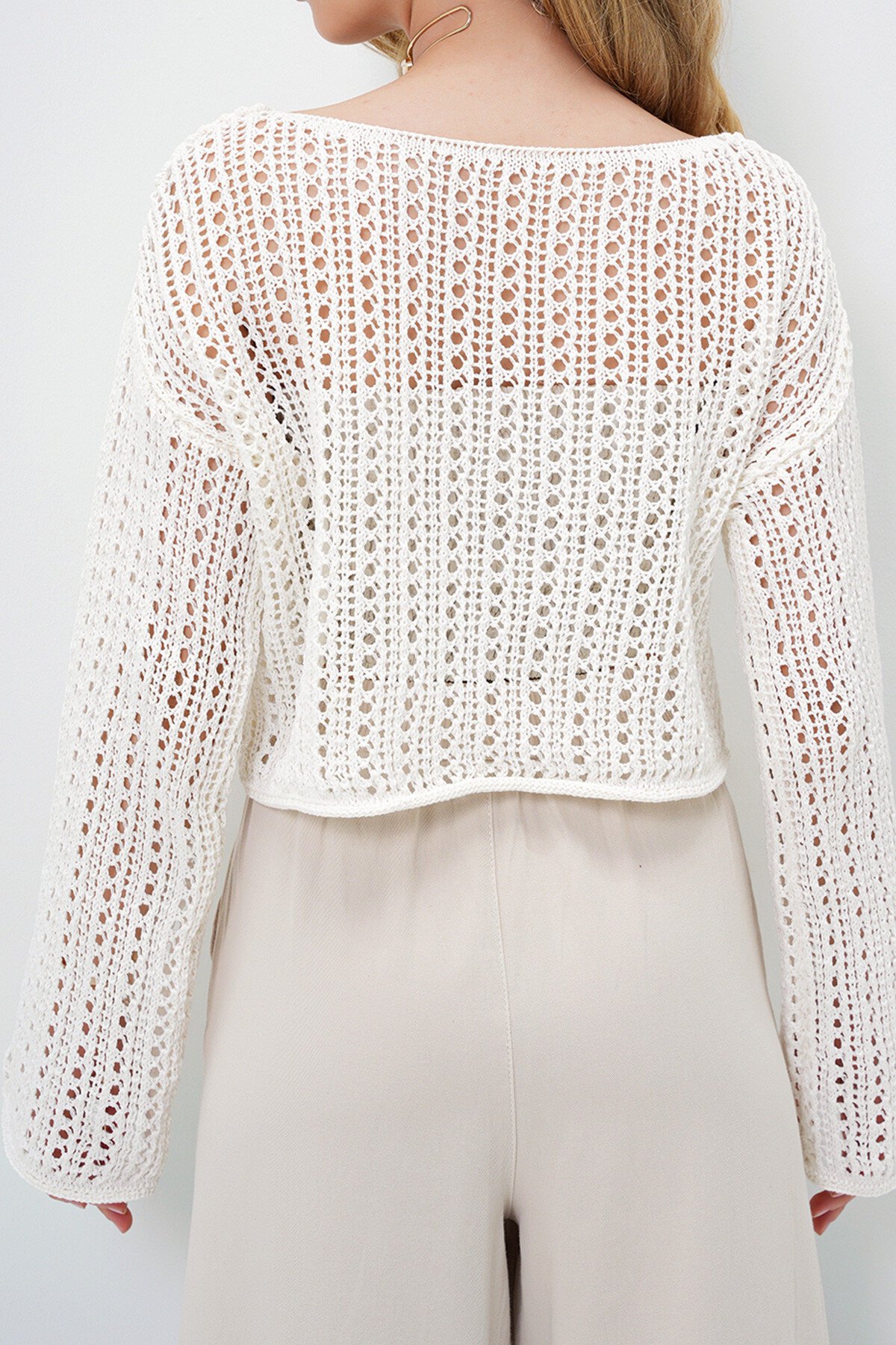 Beyaz Kayık Yaka Delik Ajurlu Triko Yazlık Bluz