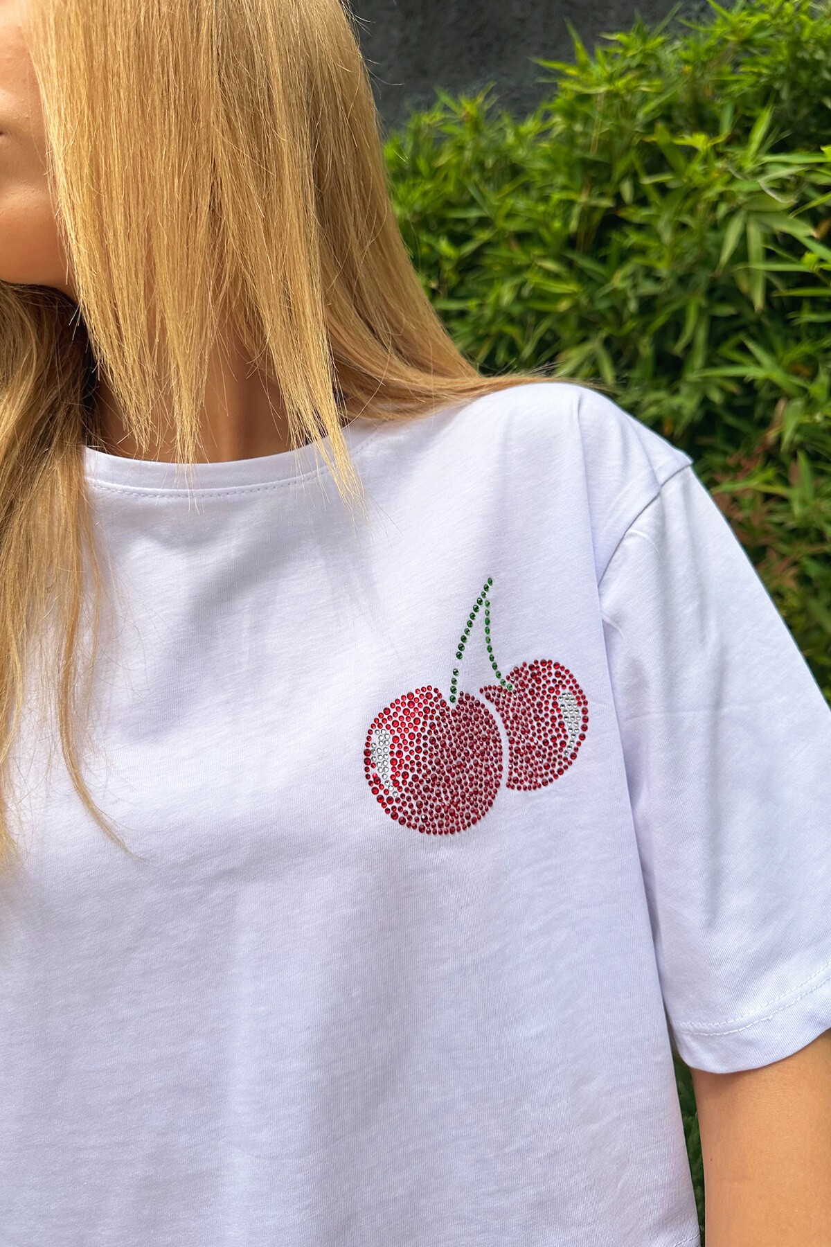 Beyaz Kiraz Motifli Taşlı Crop Pamuk T-Shirt