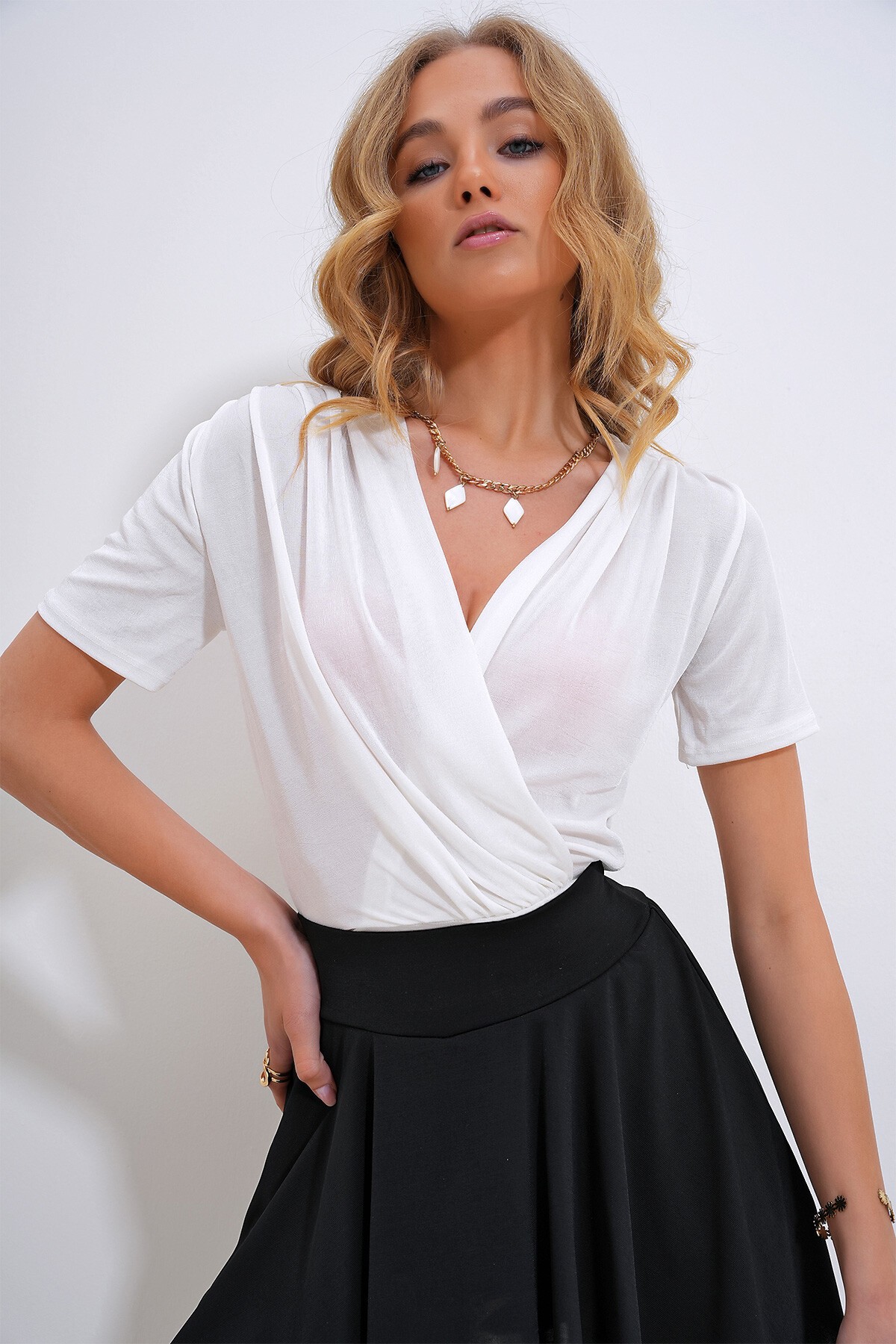 Beyaz Kruvaze Yaka Altta Çıtçıtlı Body Suit