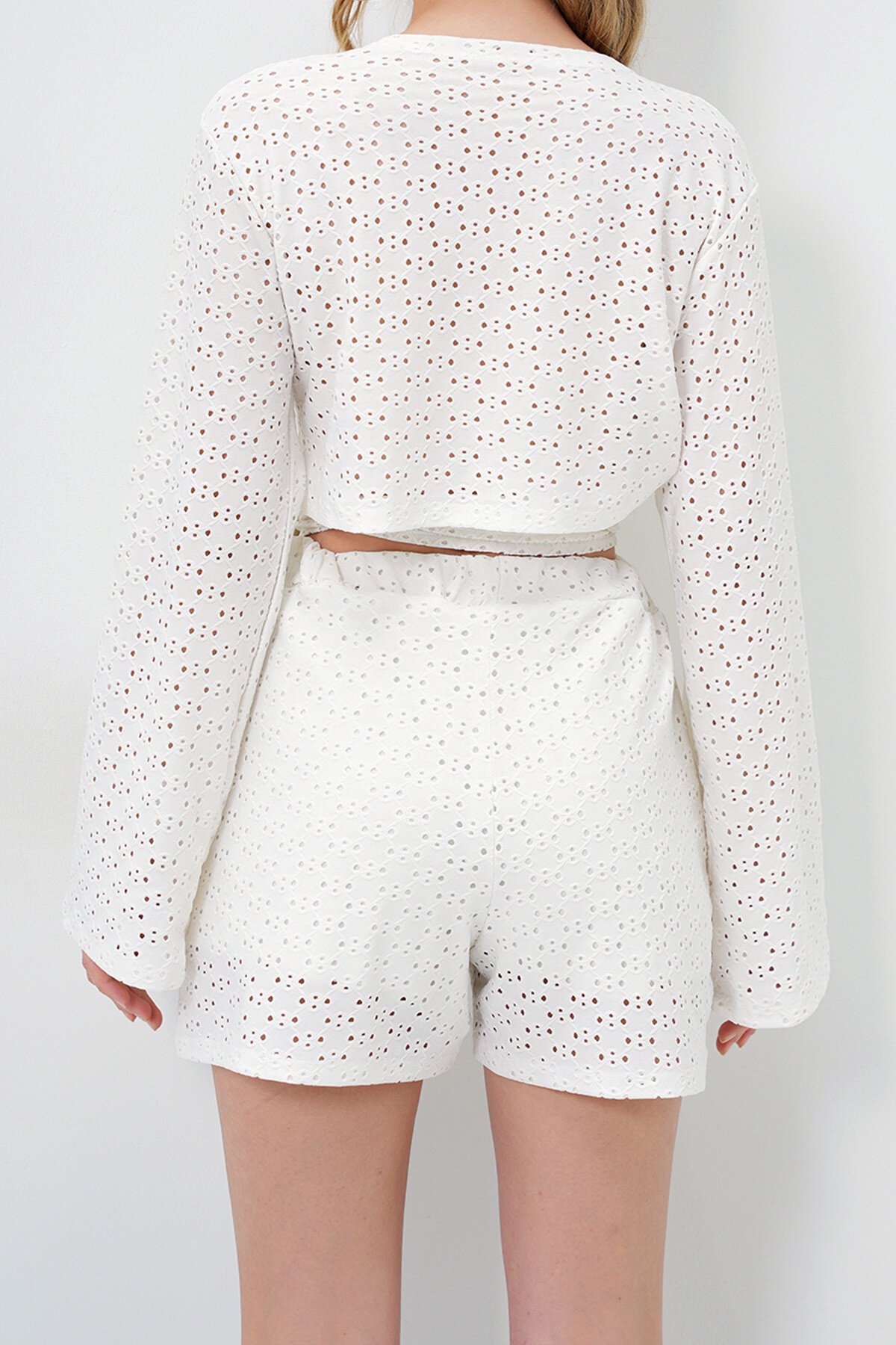 Beyaz Kruvaze Yaka Belden Bağlamalı Güpür Bluz Ve İçi Astarlı Şort Takım