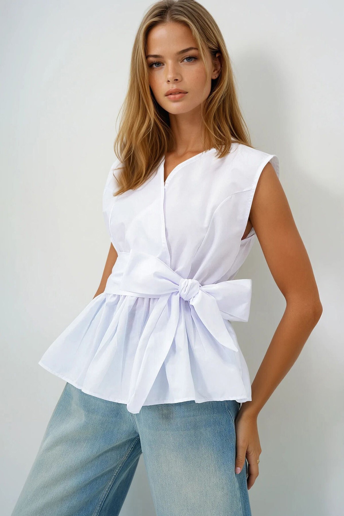 Beyaz Kruvaze Yaka Eteği Volanlı Kendinden Kuşaklı Yazlık Poplin Bluz
