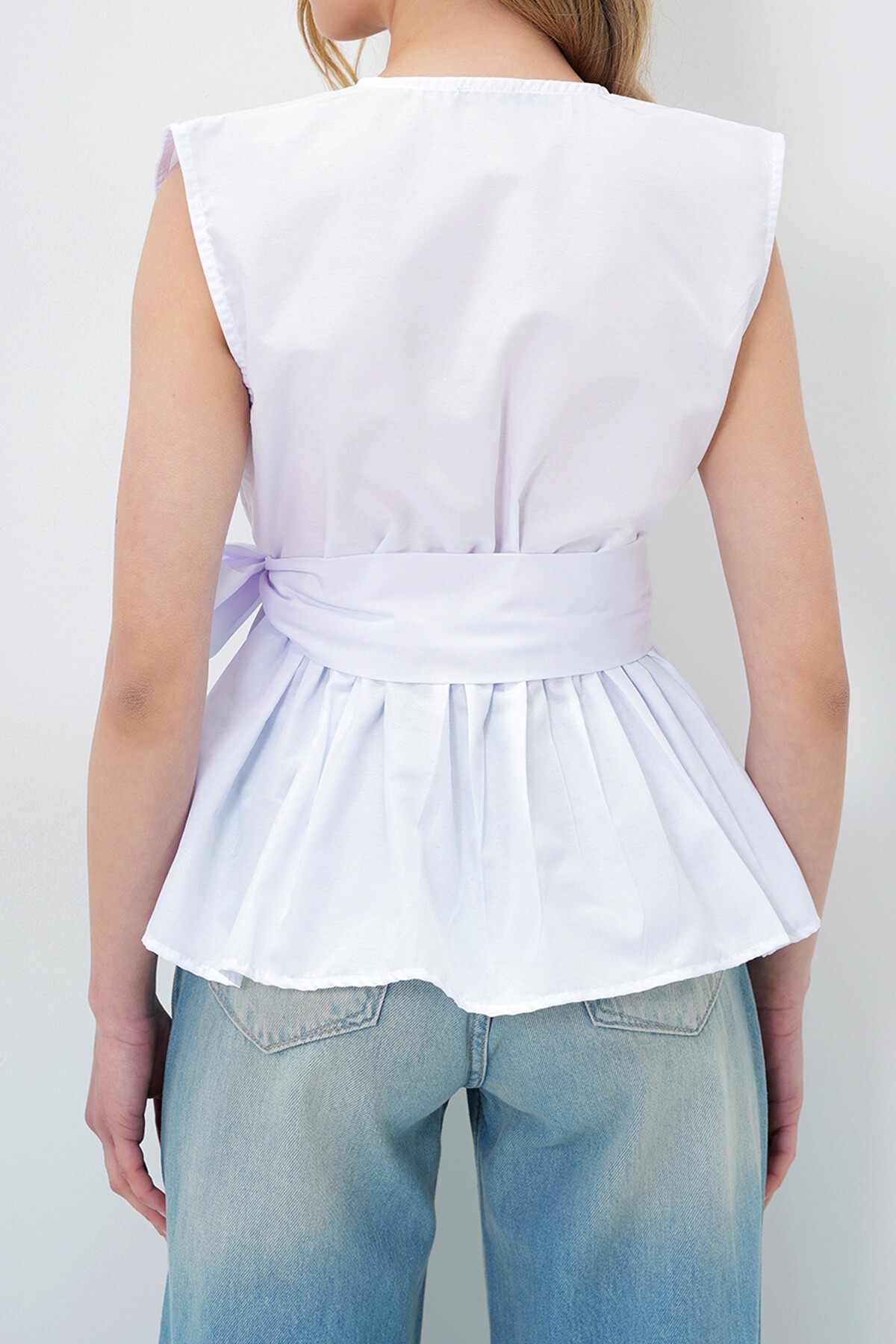 Beyaz Kruvaze Yaka Eteği Volanlı Kendinden Kuşaklı Yazlık Poplin Bluz
