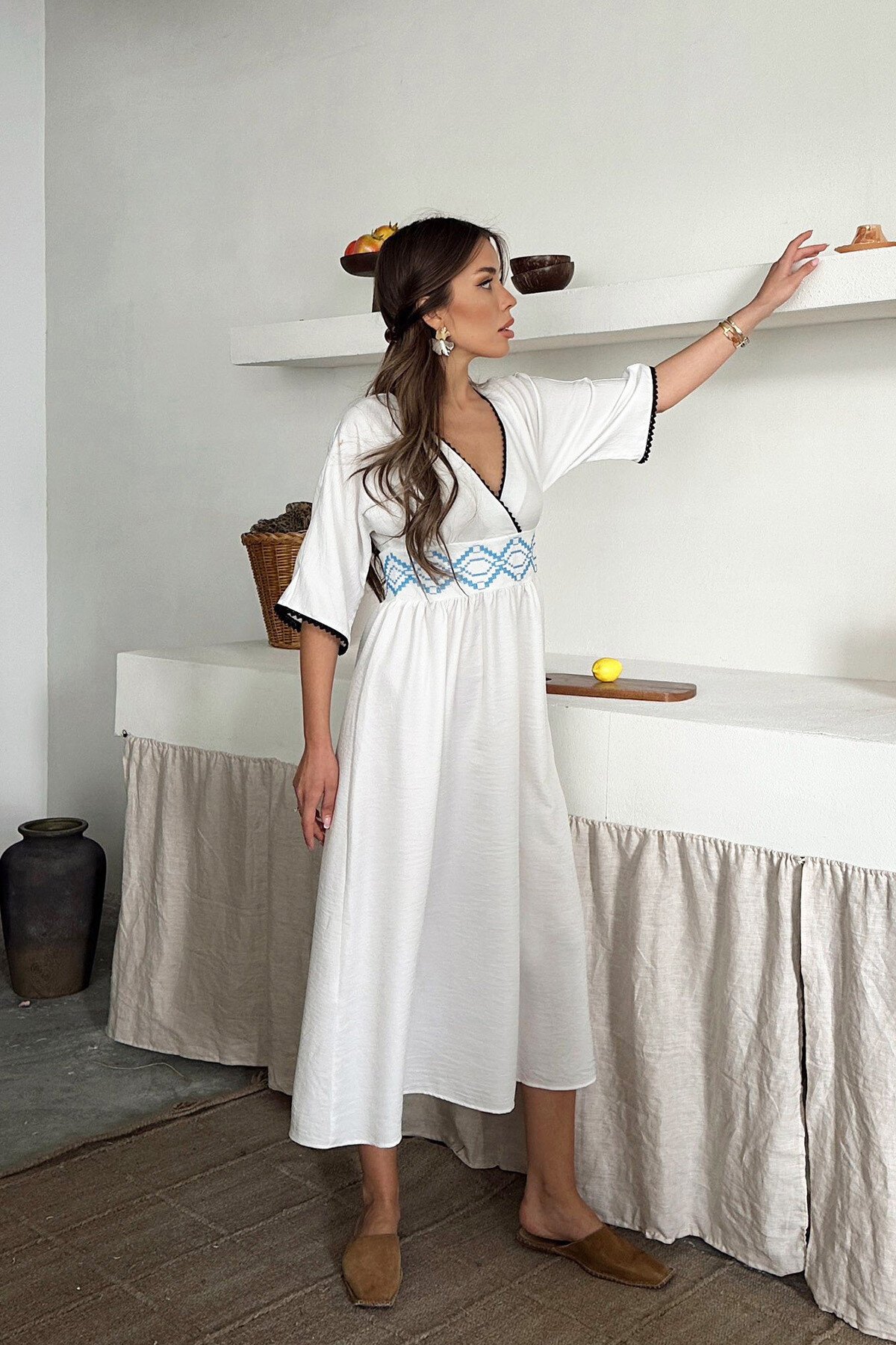 Beyaz Kruvaze Yaka Nakış İşlemeli Midi Boy Keten Elbise