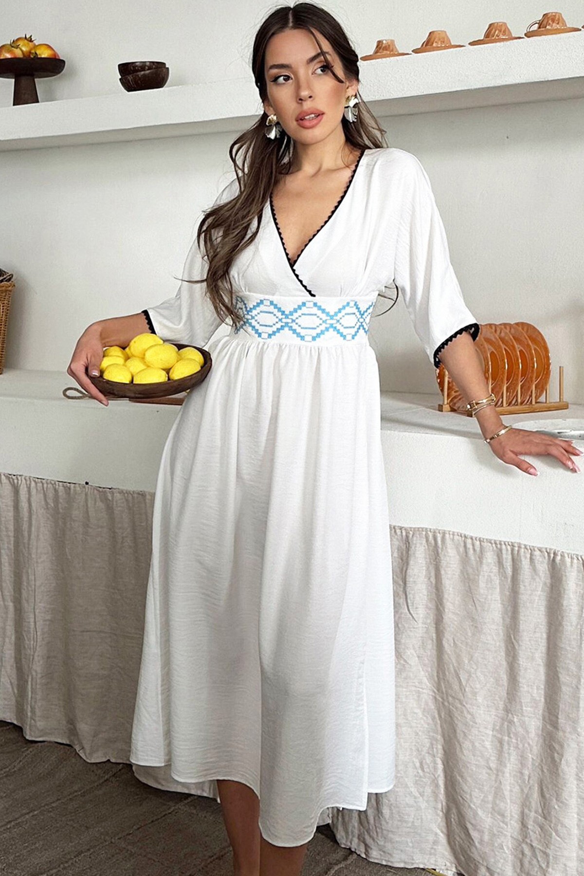 Beyaz Kruvaze Yaka Nakış İşlemeli Midi Boy Keten Elbise