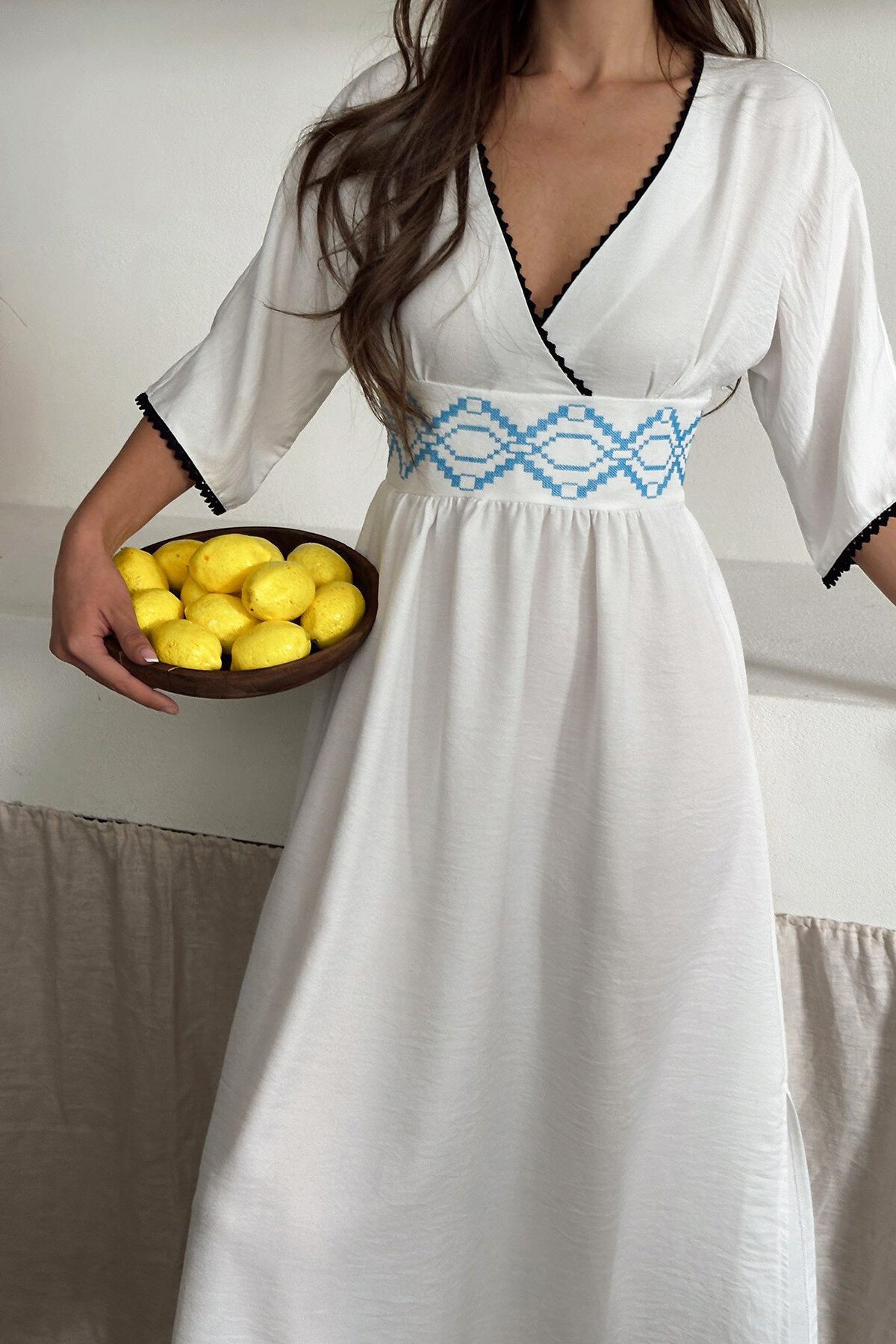 Beyaz Kruvaze Yaka Nakış İşlemeli Midi Boy Keten Elbise