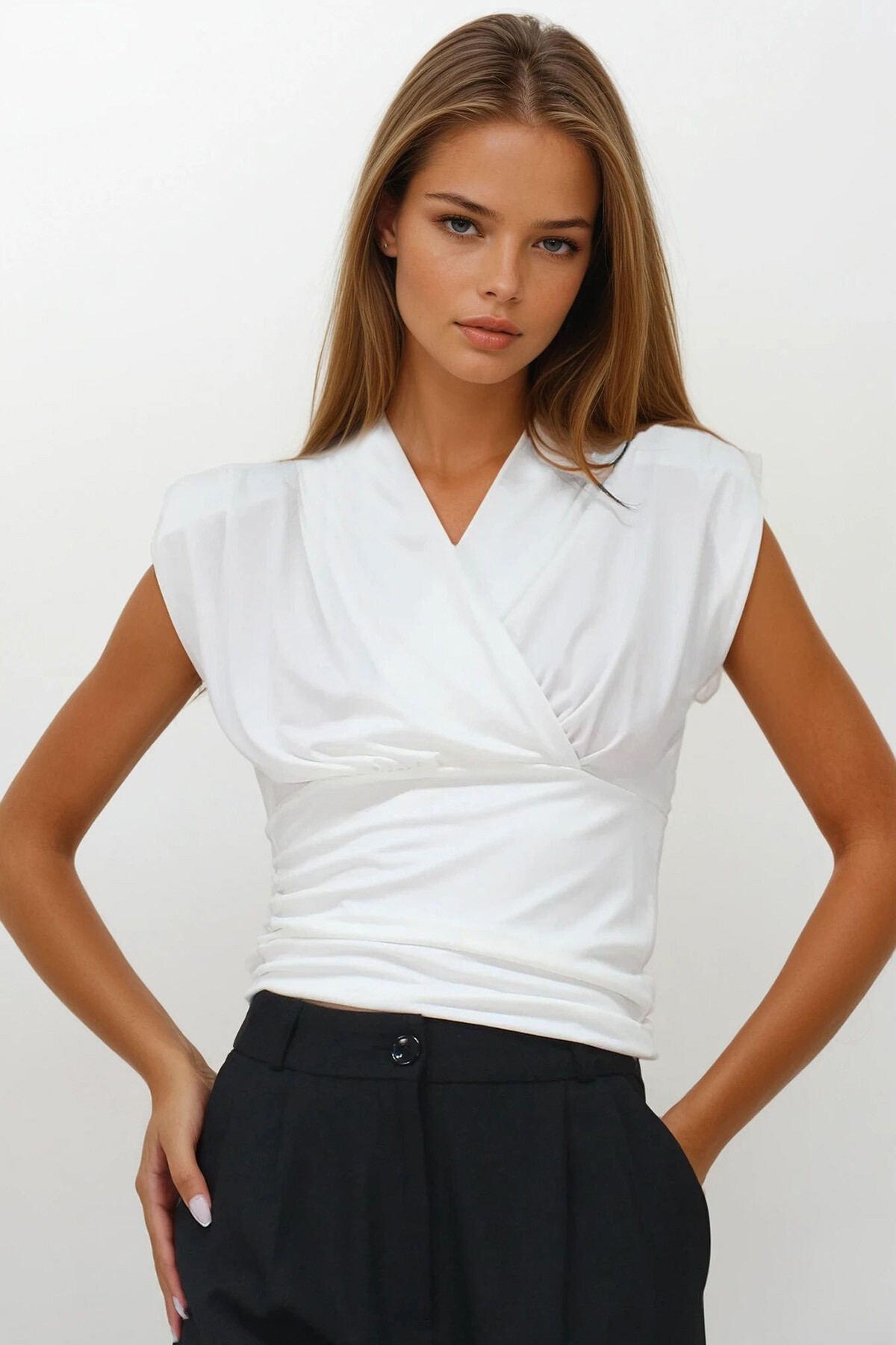 Beyaz Kruvaze Yaka Vatkalı Yanı Büzgülü Bluz