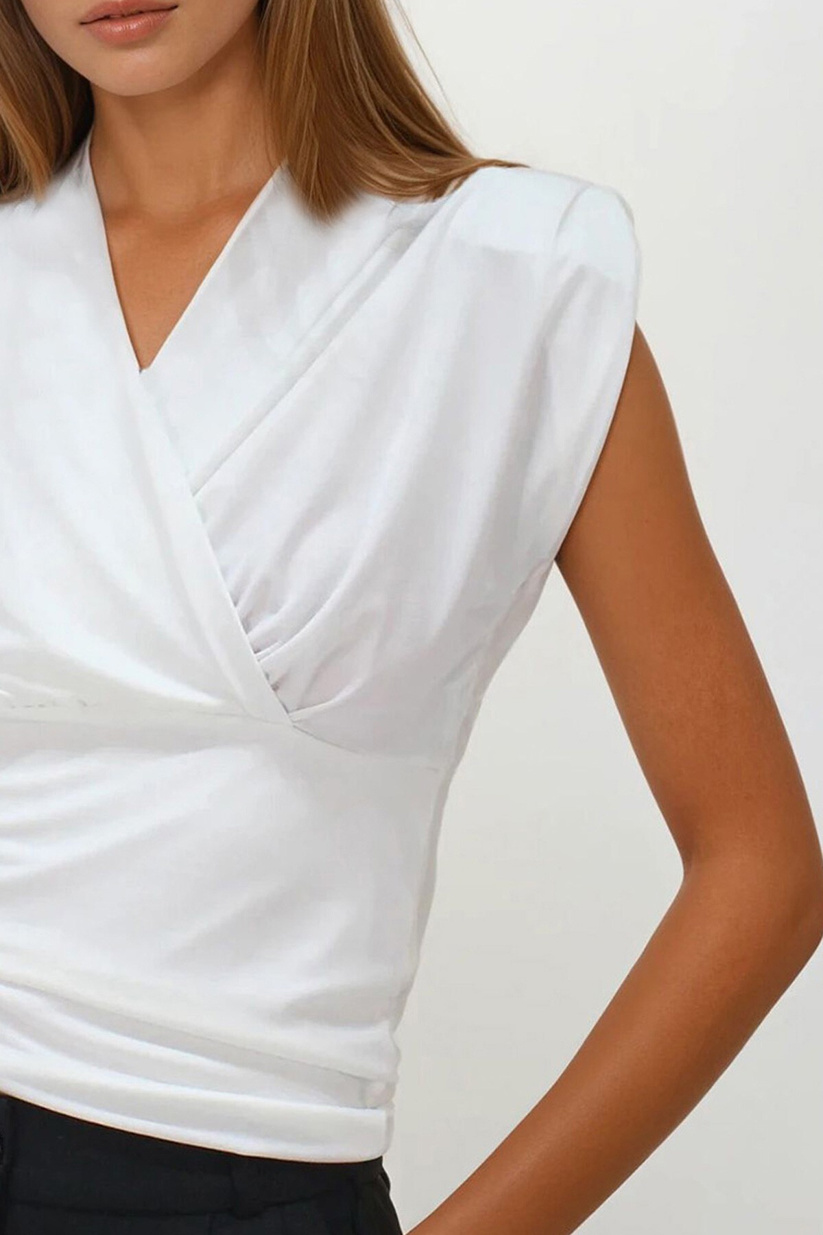 Beyaz Kruvaze Yaka Vatkalı Yanı Büzgülü Bluz