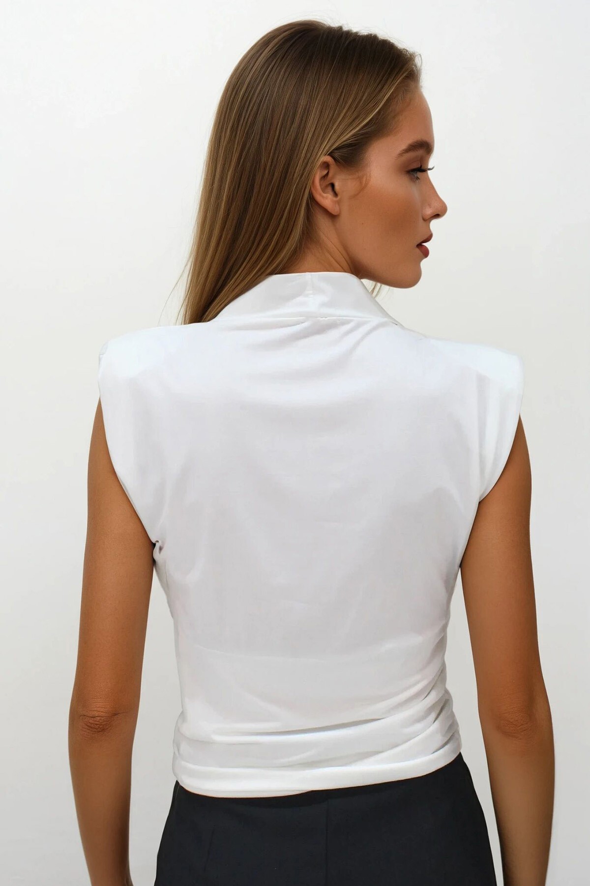 Beyaz Kruvaze Yaka Vatkalı Yanı Büzgülü Bluz