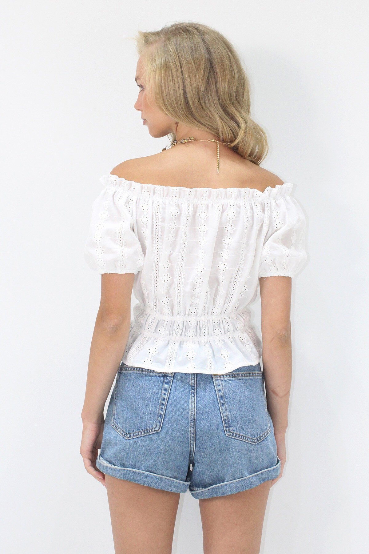 Beyaz Madonna Yaka Önü Büzgülü Güpür Bluz