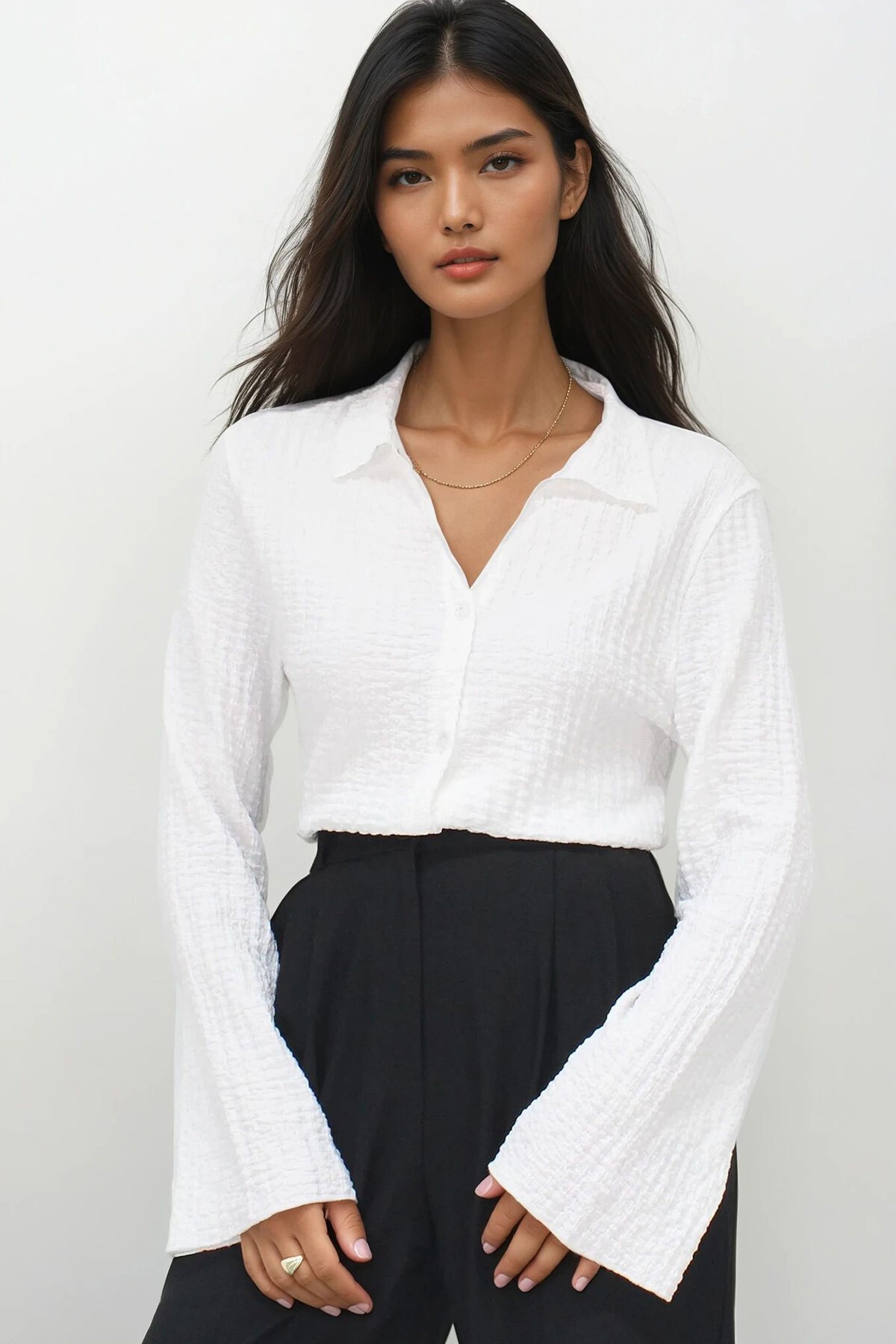 Beyaz V Yaka İspanyol Kollu Gofre Kumaş Yazlık Gömlek