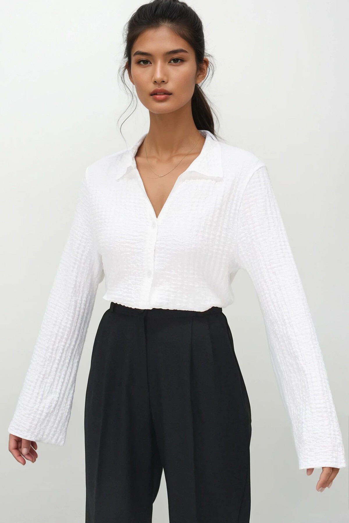 Beyaz V Yaka İspanyol Kollu Gofre Kumaş Yazlık Gömlek