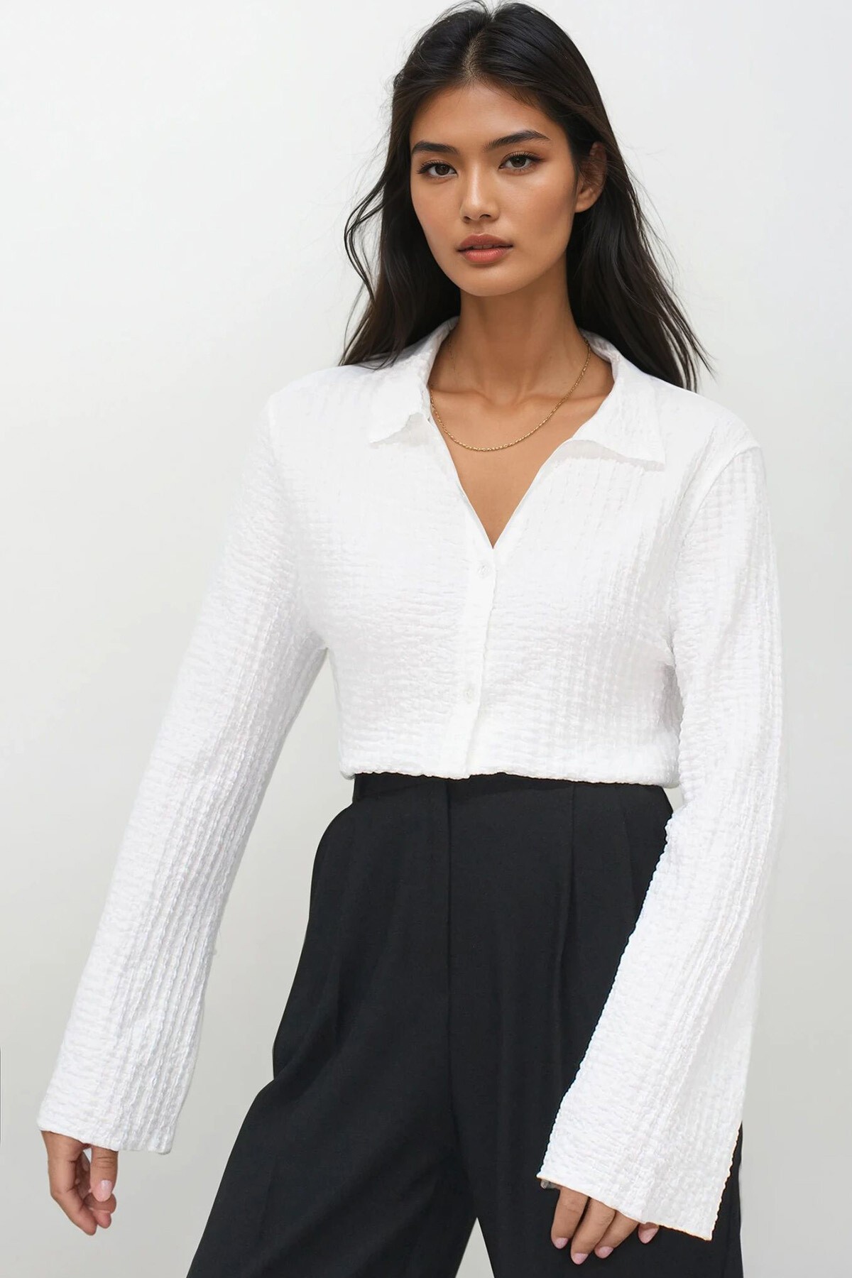 Beyaz V Yaka İspanyol Kollu Gofre Kumaş Yazlık Gömlek