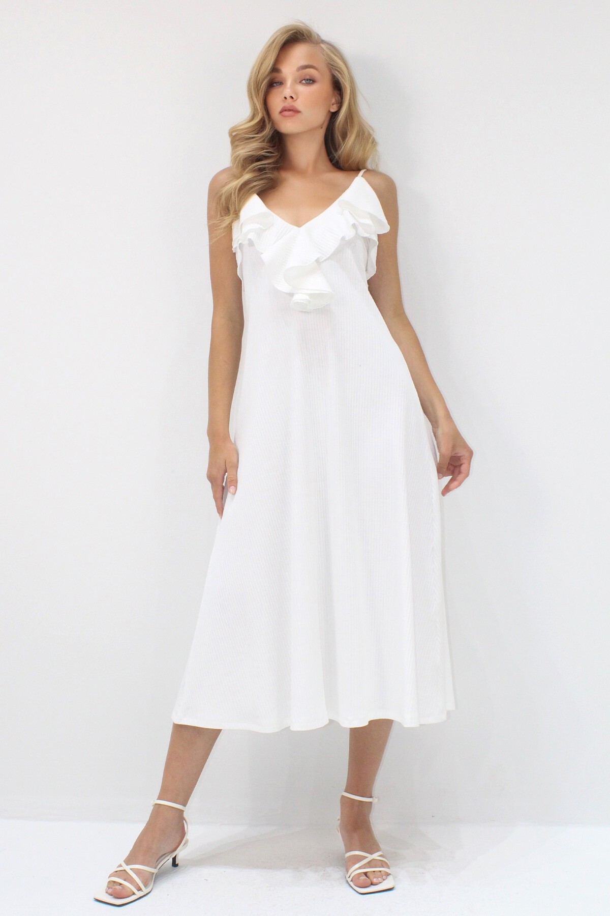 Beyaz Yakası Volanlı Askılı Midi Boy Elbise