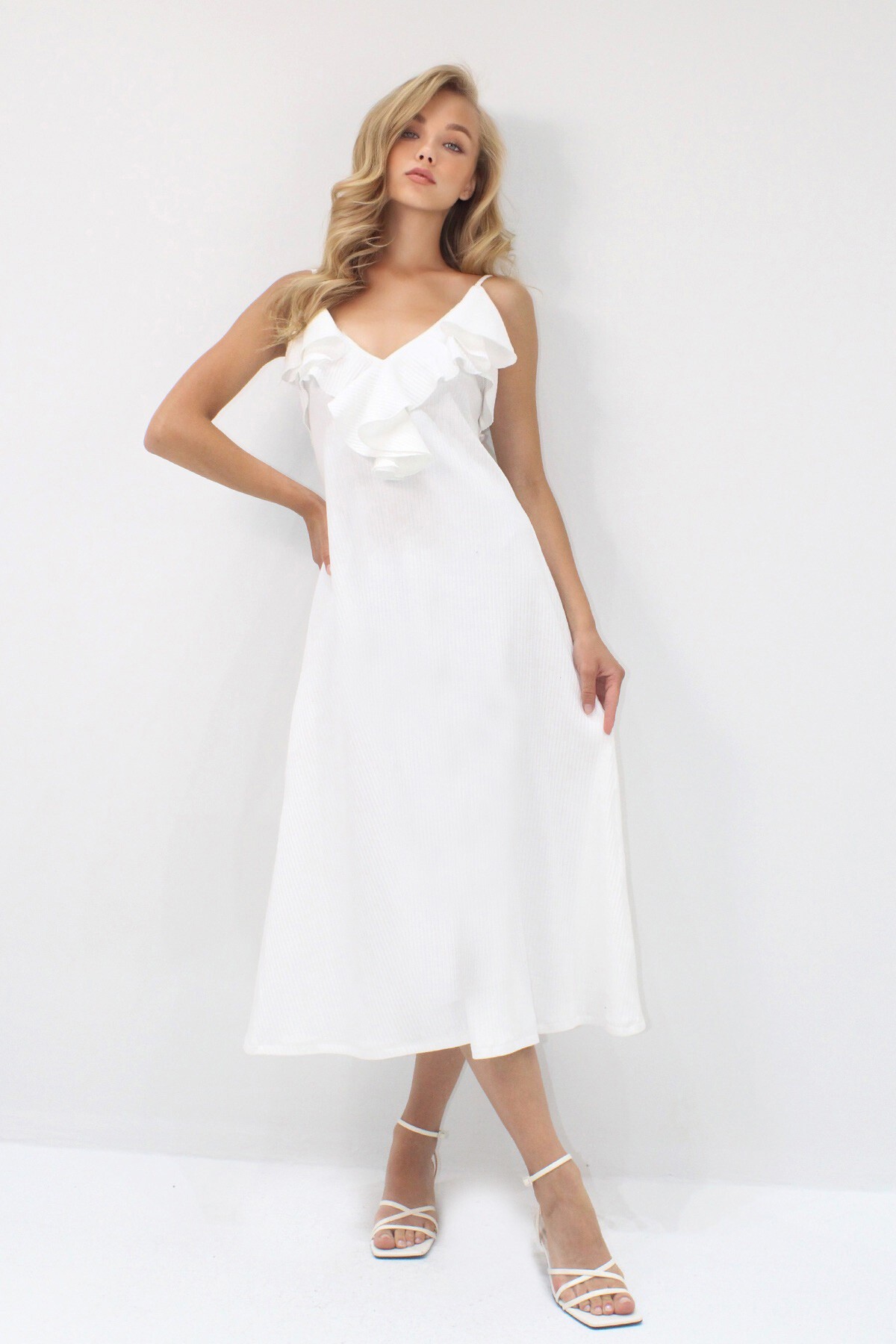 Beyaz Yakası Volanlı Askılı Midi Boy Elbise