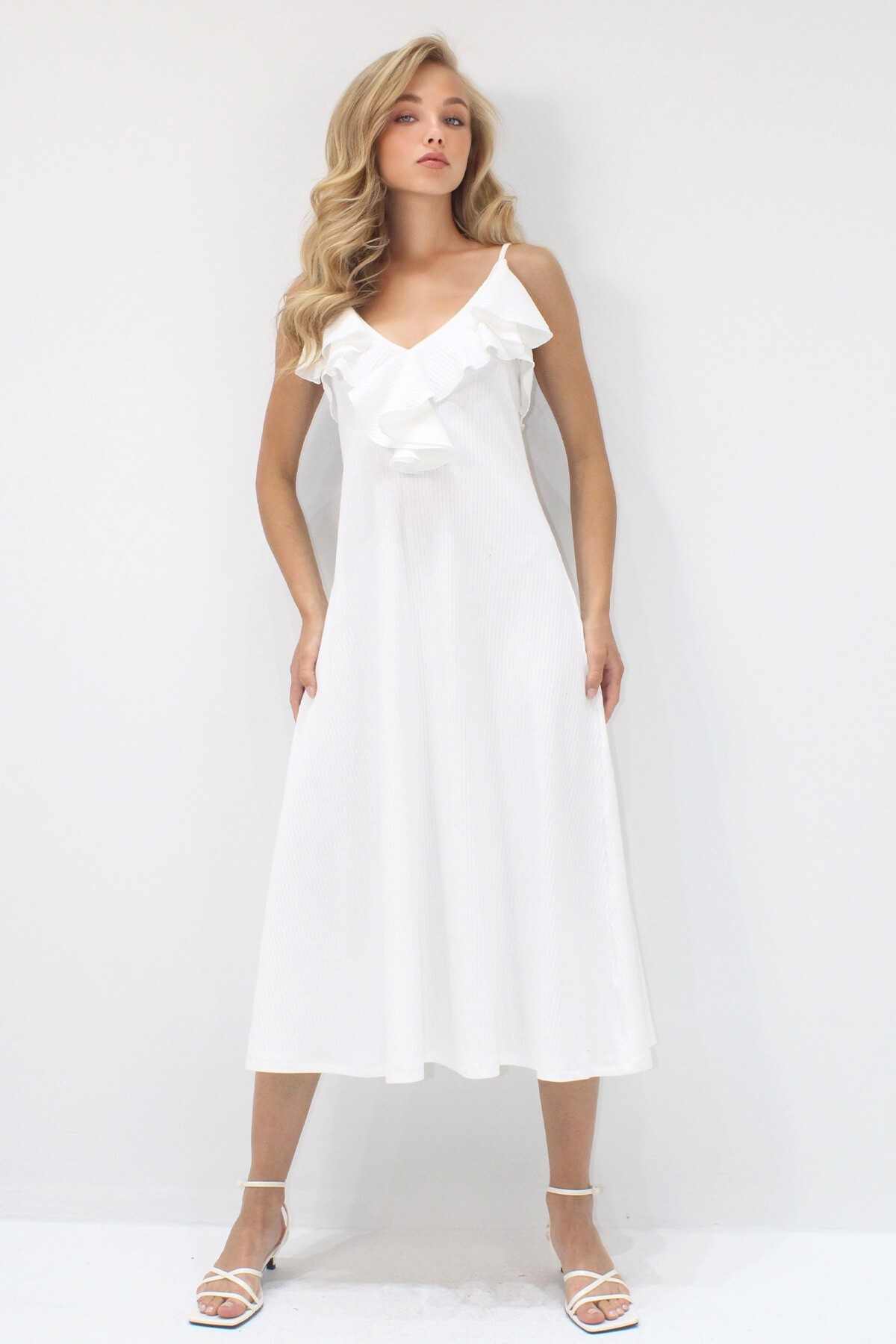 Beyaz Yakası Volanlı Askılı Midi Boy Elbise