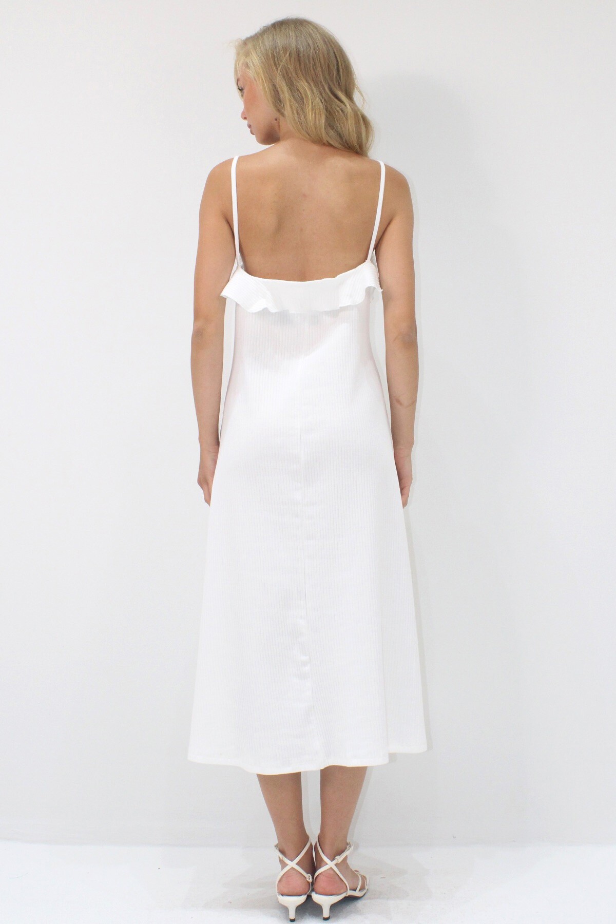 Beyaz Yakası Volanlı Askılı Midi Boy Elbise