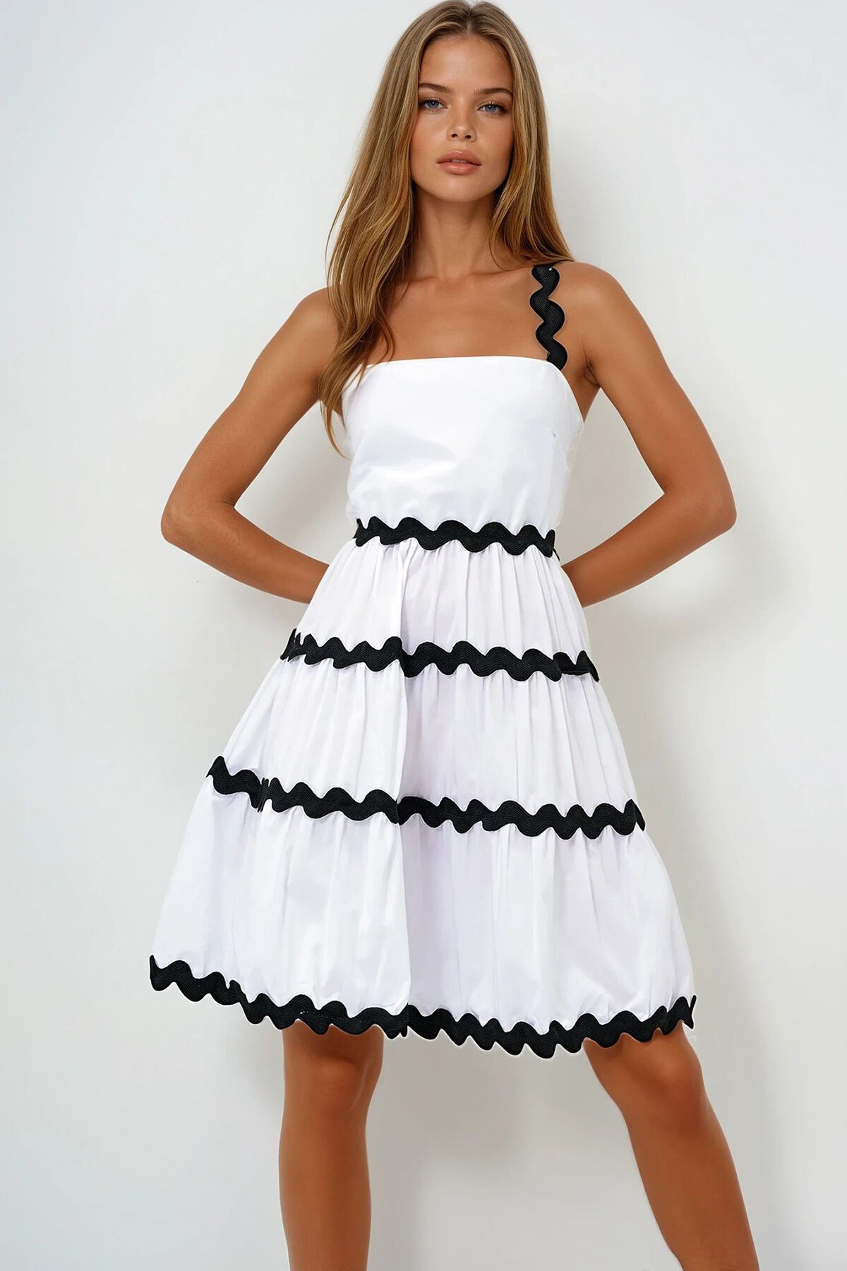 Beyaz Zigzag Şerit Detaylı Gizli Fermuarlı Poplin Balon Elbise