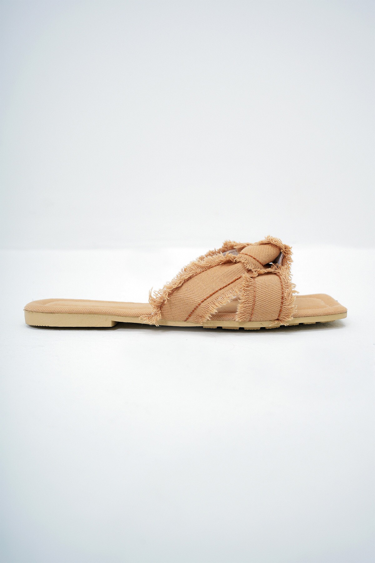 Bisküvi Burgu Detaylı Keten Kumaş Düz Terlik