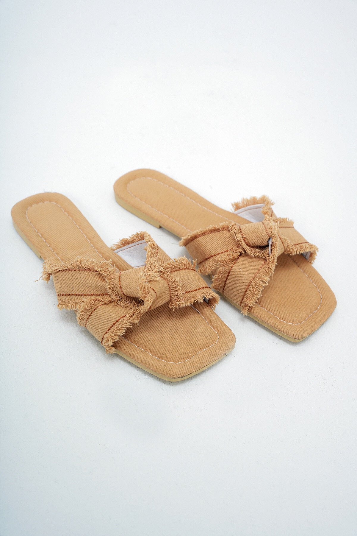 Bisküvi Burgu Detaylı Keten Kumaş Düz Terlik