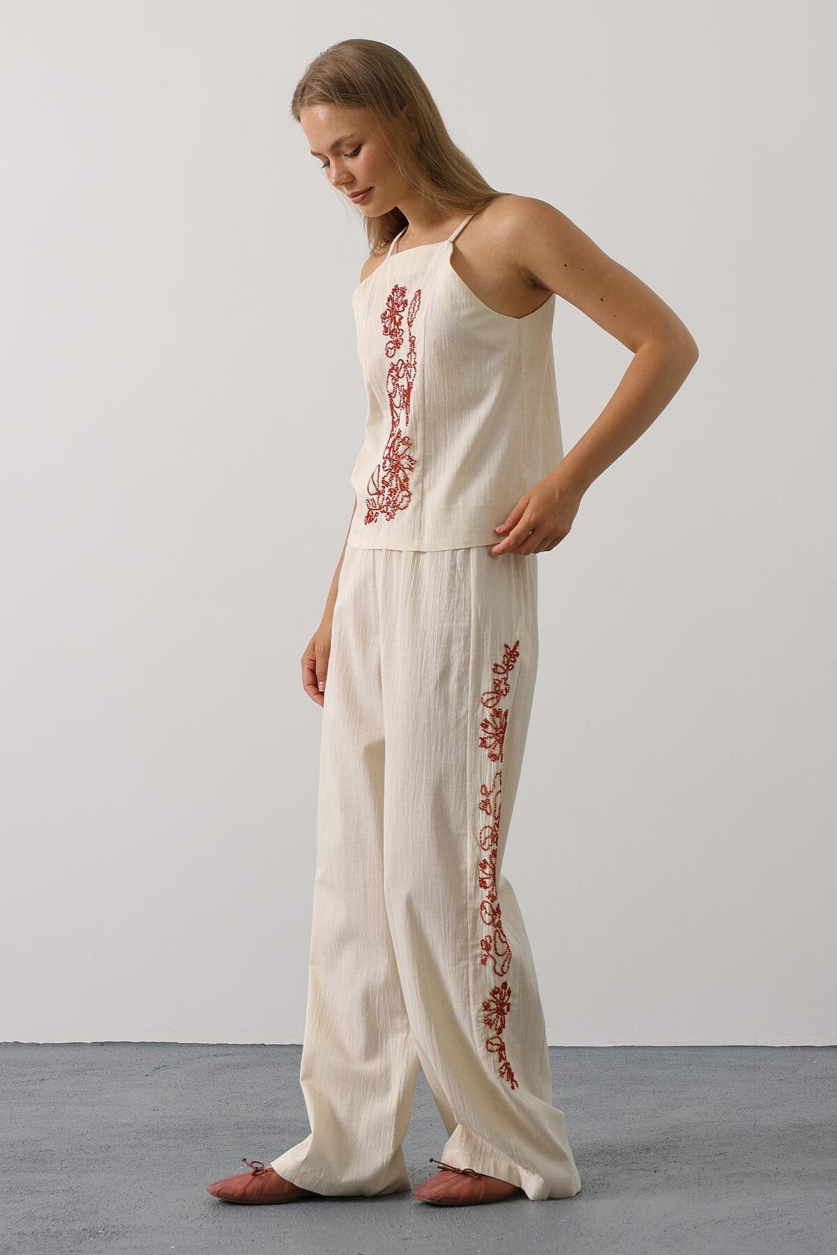 Krem Boncuk İşlemeli Askılı Pantolon Takım