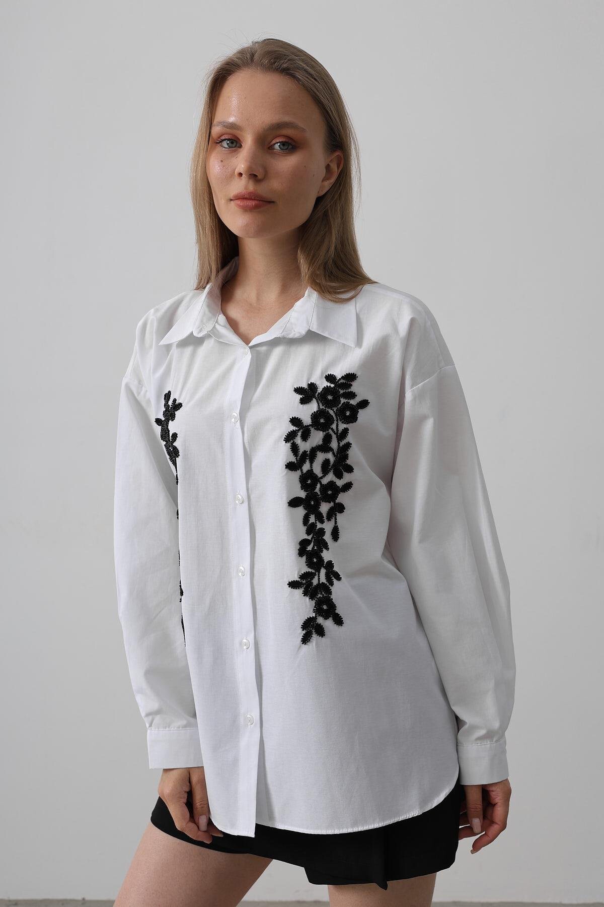 Beyaz Boncuk Nakış Detaylı Oversize Gömlek