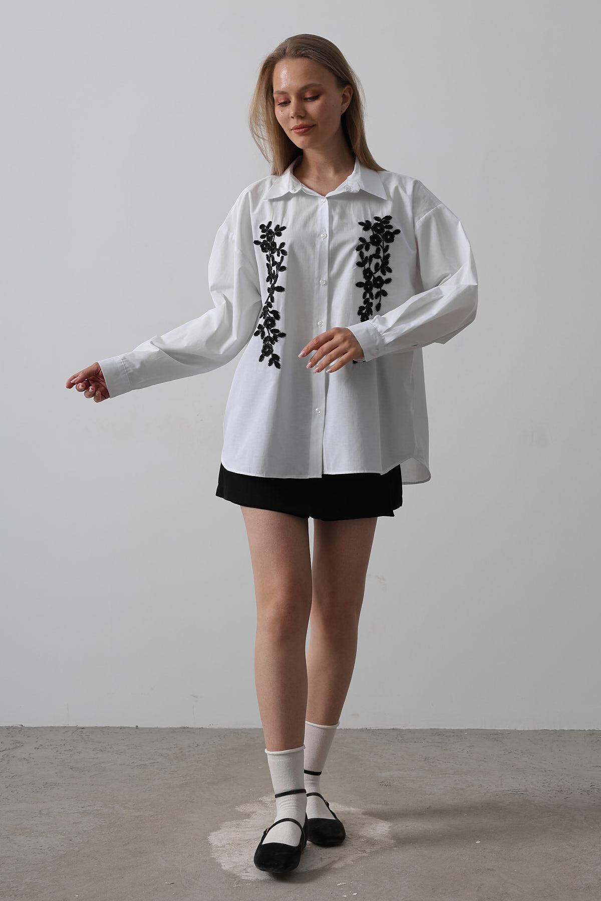 Beyaz Boncuk Nakış Detaylı Oversize Gömlek