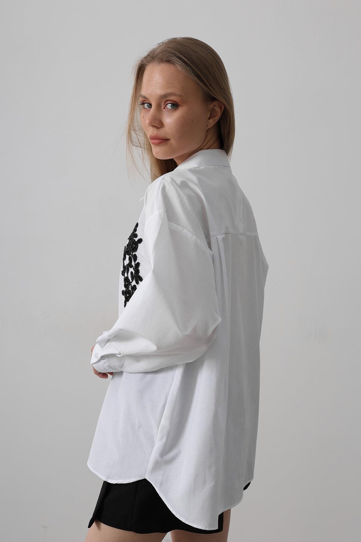 Beyaz Boncuk Nakış Detaylı Oversize Gömlek