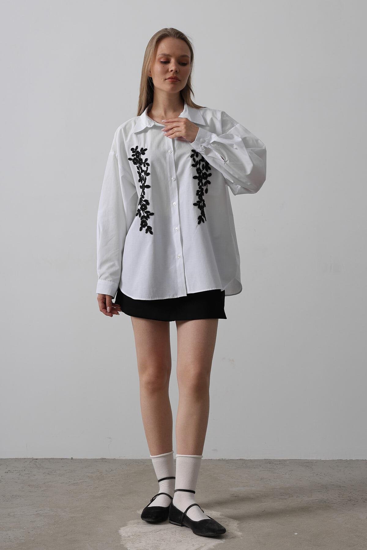 Beyaz Boncuk Nakış Detaylı Oversize Gömlek
