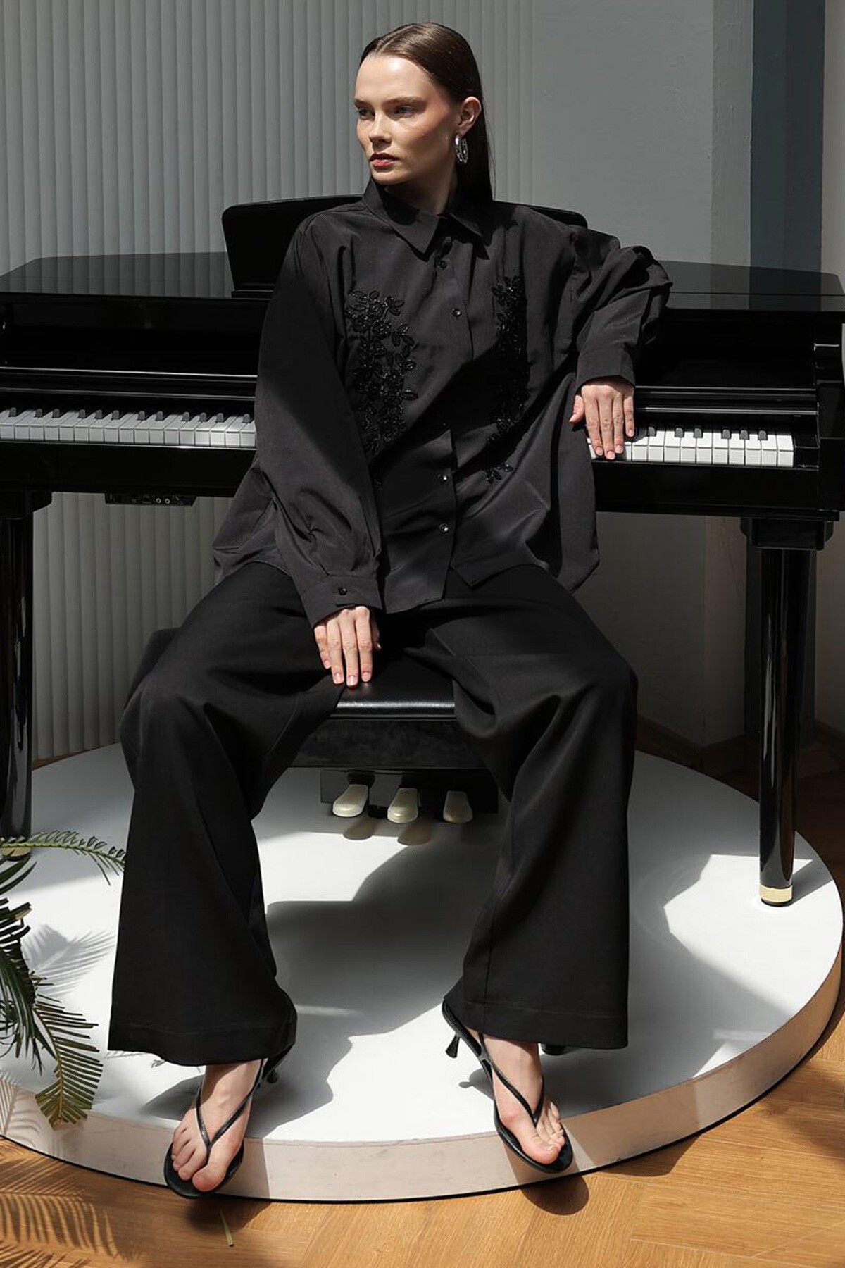 Siyah Boncuk Nakış Detaylı Oversize Gömlek