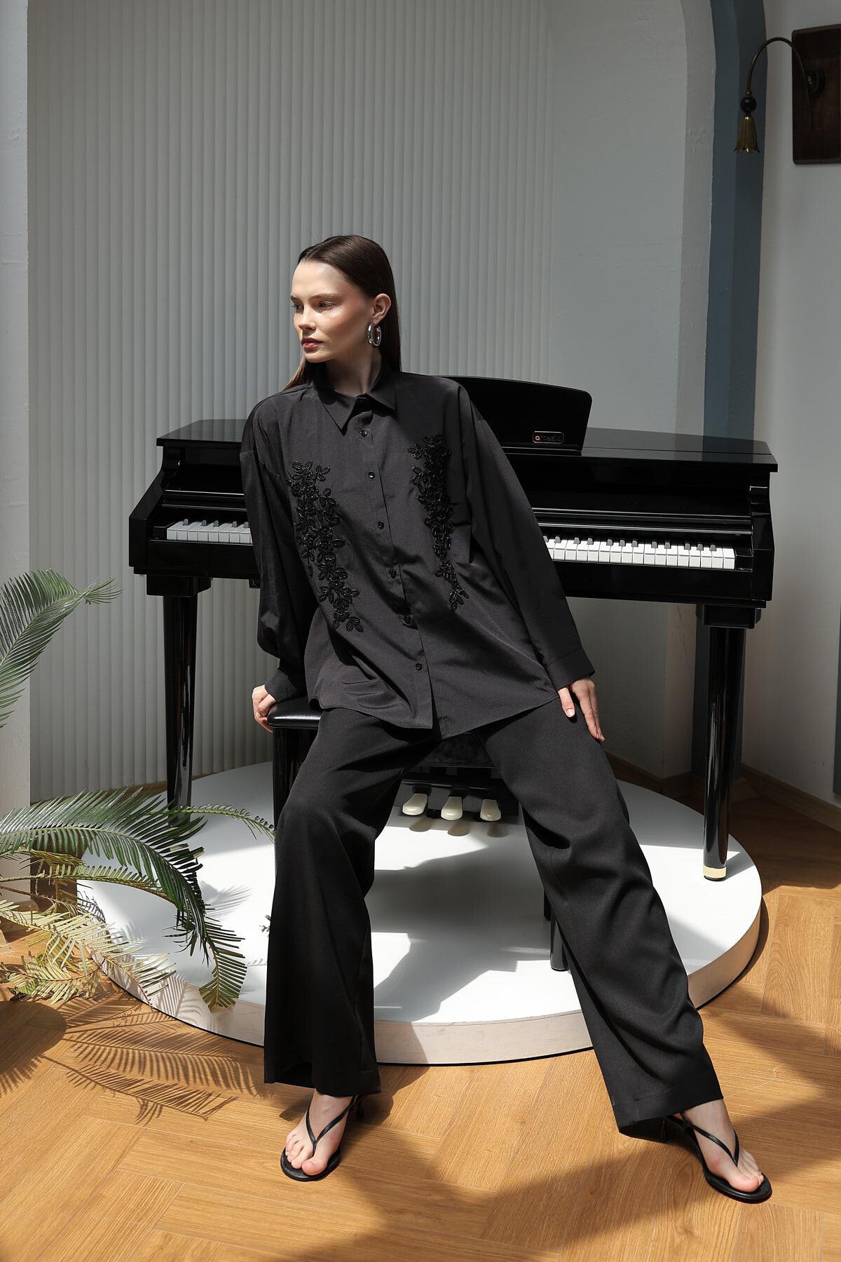 Siyah Boncuk Nakış Detaylı Oversize Gömlek