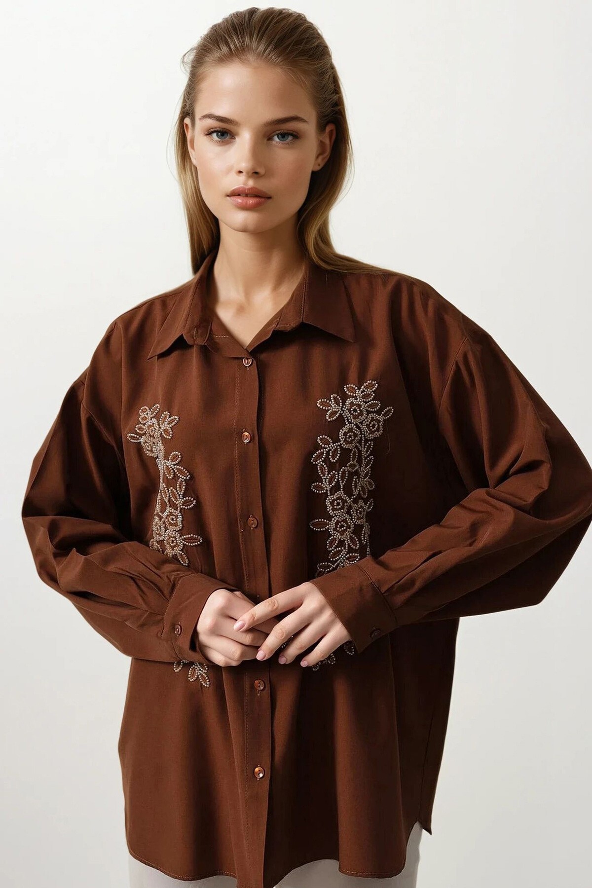 Kahve Boncuk Nakış Detaylı Oversize Gömlek