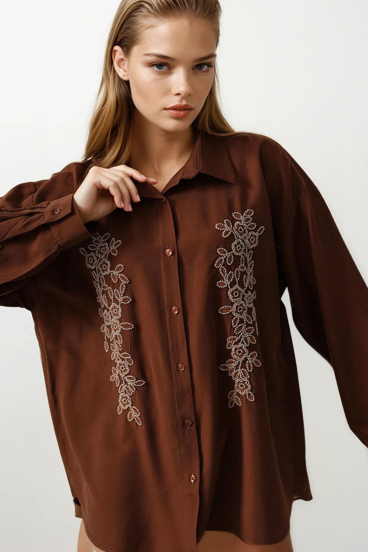 Kahve Boncuk Nakış Detaylı Oversize Gömlek