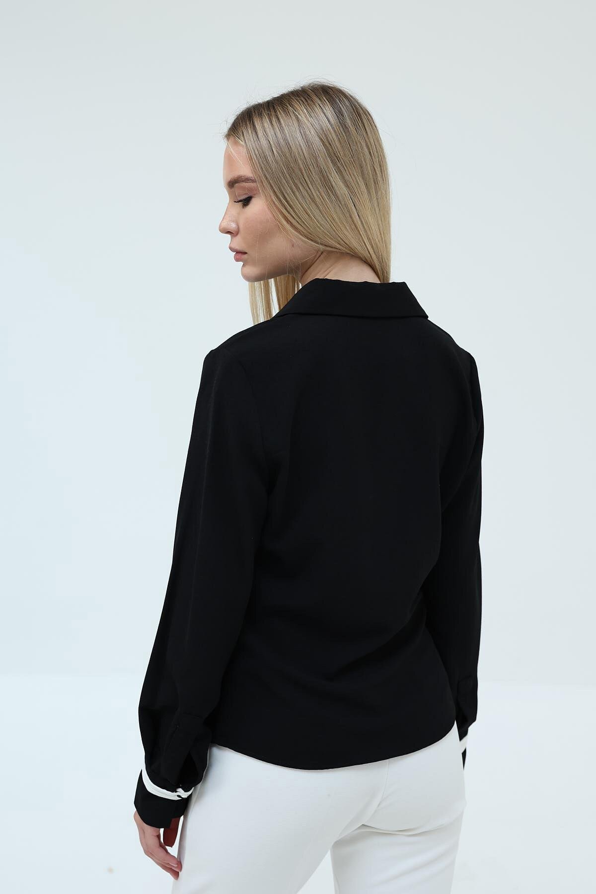 Siyah Büzgü Detaylı Crep Gömlek