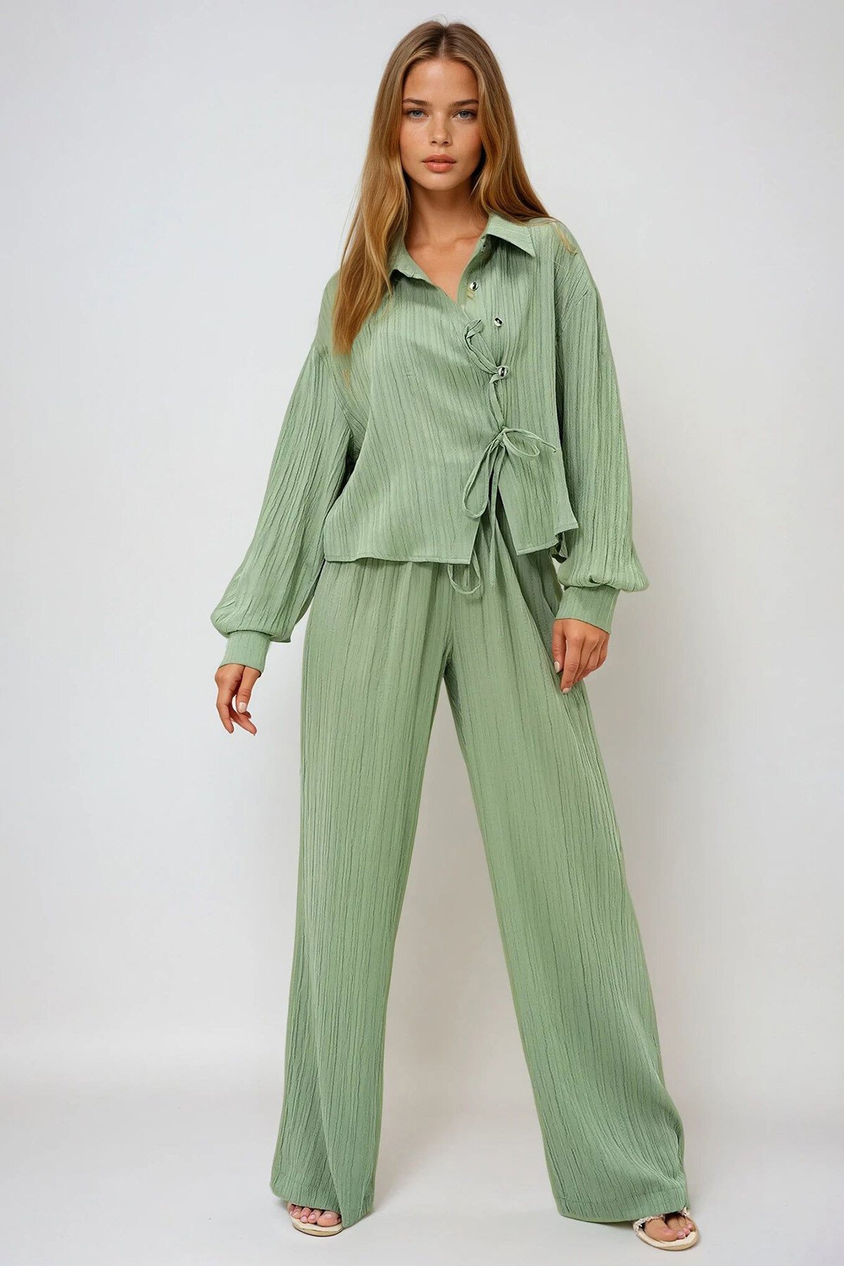 Çağla Yeşili Asimetrik Kesim Bağlama Detaylı Müslin Gömlek Ve Pantolon Takım