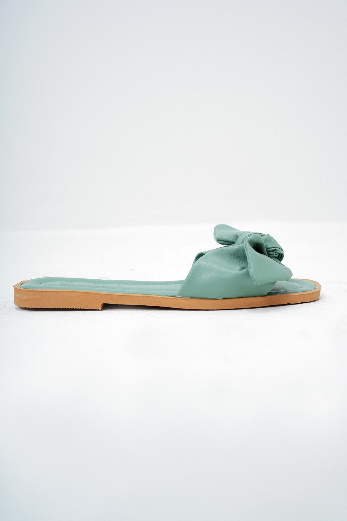 Çağla Yeşili Fiyonk Detaylı Suni Deri Düz Terlik